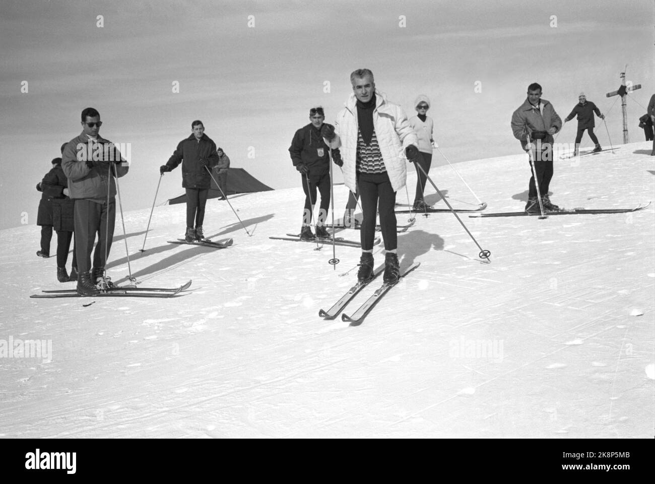 Innsbruck - Februar 1964 der aktuelle Fotograf kommt mit der Shaah von Persien, Farah Diba und Bodyguards zum Skifahren in der Olympischen Stadt. Hier liegt die Shaah der Perser auf dem Boden. Foto: Ivar Aaserud / Aktuell / NTB Stockfoto