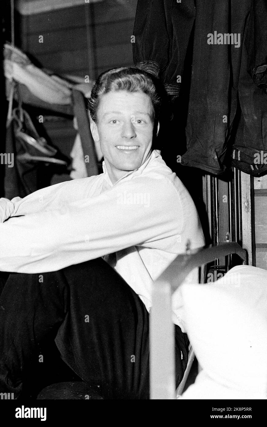Olympische Winterspiele 1952, Oslo. Alpinist Stein Eriksen in der 'Garderobe'. Er nahm an einem großen Slalom, Abfahrtsski und Abfahrt, wo er gewann, wurde Nr. 2 und Nr. 6. Foto: NTB-Archiv / NTB Stockfoto