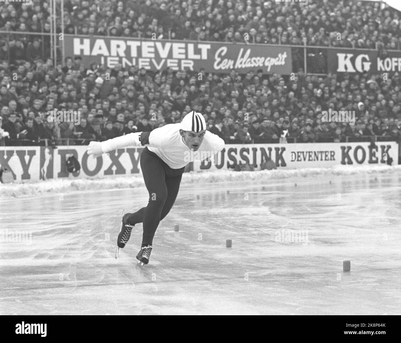 DEMER, Niederlande 19660123. Skating-Europameisterschaft 1966. Für die Norweger wurde das europäische Skaten in Deves zu einer traurigen Vorstellung. Hier Svein Erik Stiansen in Aktion, die in der Zusammenfassung gut aufkam, aber bisher ist er nicht in der Superklasse. Foto: Ivar Aaserud Current / NTB Stockfoto