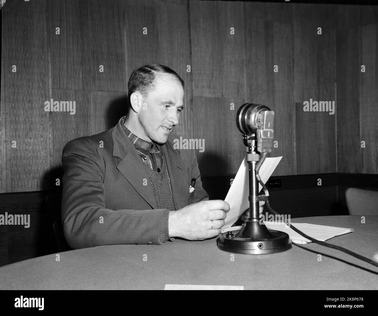 Oslo 194603 Holmenkollrenene März 1946. Der Gewinner von 50 Kilometern Cross-Country Arve Ulseth wird im NRK Radio Studio interviewt. Foto v. Altes Mikrofon. NTB-Archivfoto / ntb Stockfoto