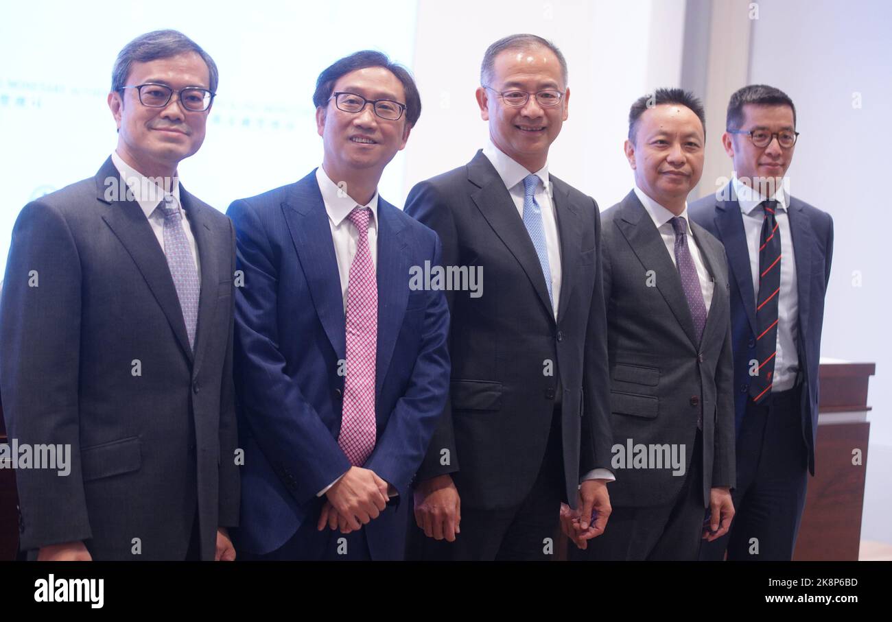 Von Links Nach Rechts Stanley Chan Tat Keung Leiter Payment Systems Von Links Nach Rechts Stanley Chan Tat Keung Leiter Payment Systems Operation Hong Kong Monetary Authority Edmond Lau Ying Pan Deputy Chief Executive Hong Kong Monetary Authority Eddie Yue Wai Man Chief Executive Der Hkma Darryl Chan Wai Man Executive Director Extern Hong Kong Monetary Authority Donald Chen Senior Advisor External Hong Kong Monetary Authority Bei Der Der Behorde Zum Soundbound Handel Im Rahmen Von Bond Connect Im Hkma Auditorium In Ifc Central 15sep21 Scmpwinson Wong 2k8p6bd 