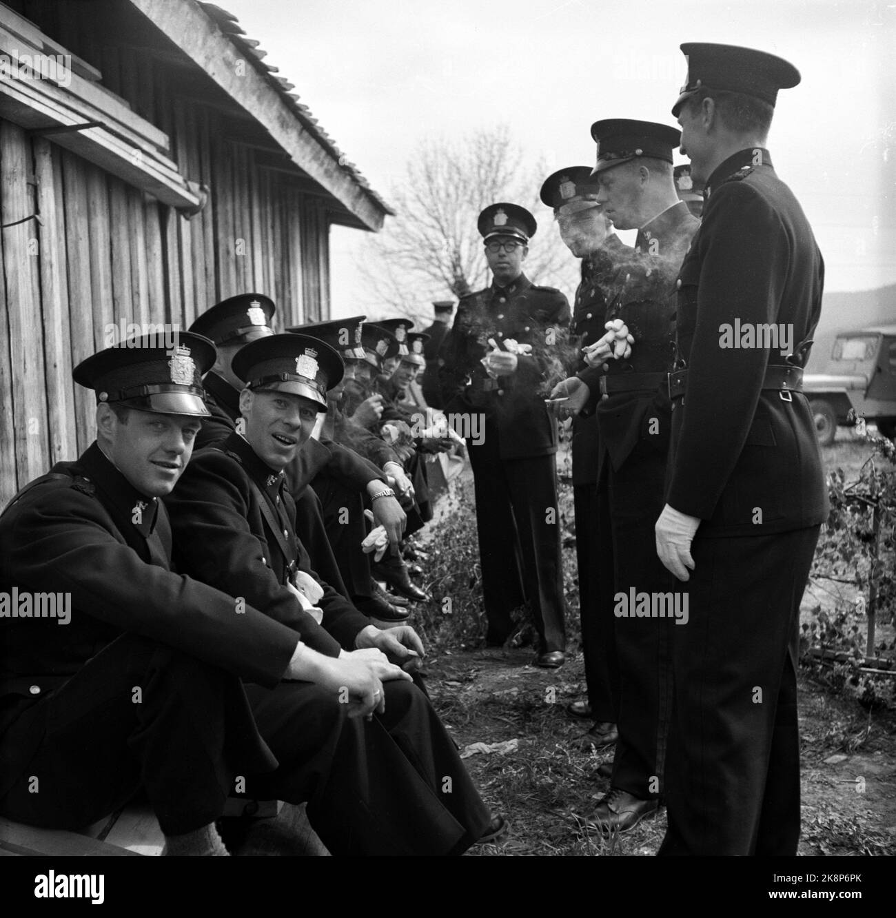 Asker 19530515. Große Volksfeier, als Prinzessin Ragnhild und Reeder Erling Lorentzen in der Asker Kirche heirateten. Das Bild: Polizisten, die in der Asker Kirche im Zusammenhang mit der Prinzessin Hochzeit fotografiert wurden. Genau hier ist es eine Rauchpause. Foto: Sverre A. Børretzen / Aktuell / NTB Stockfoto