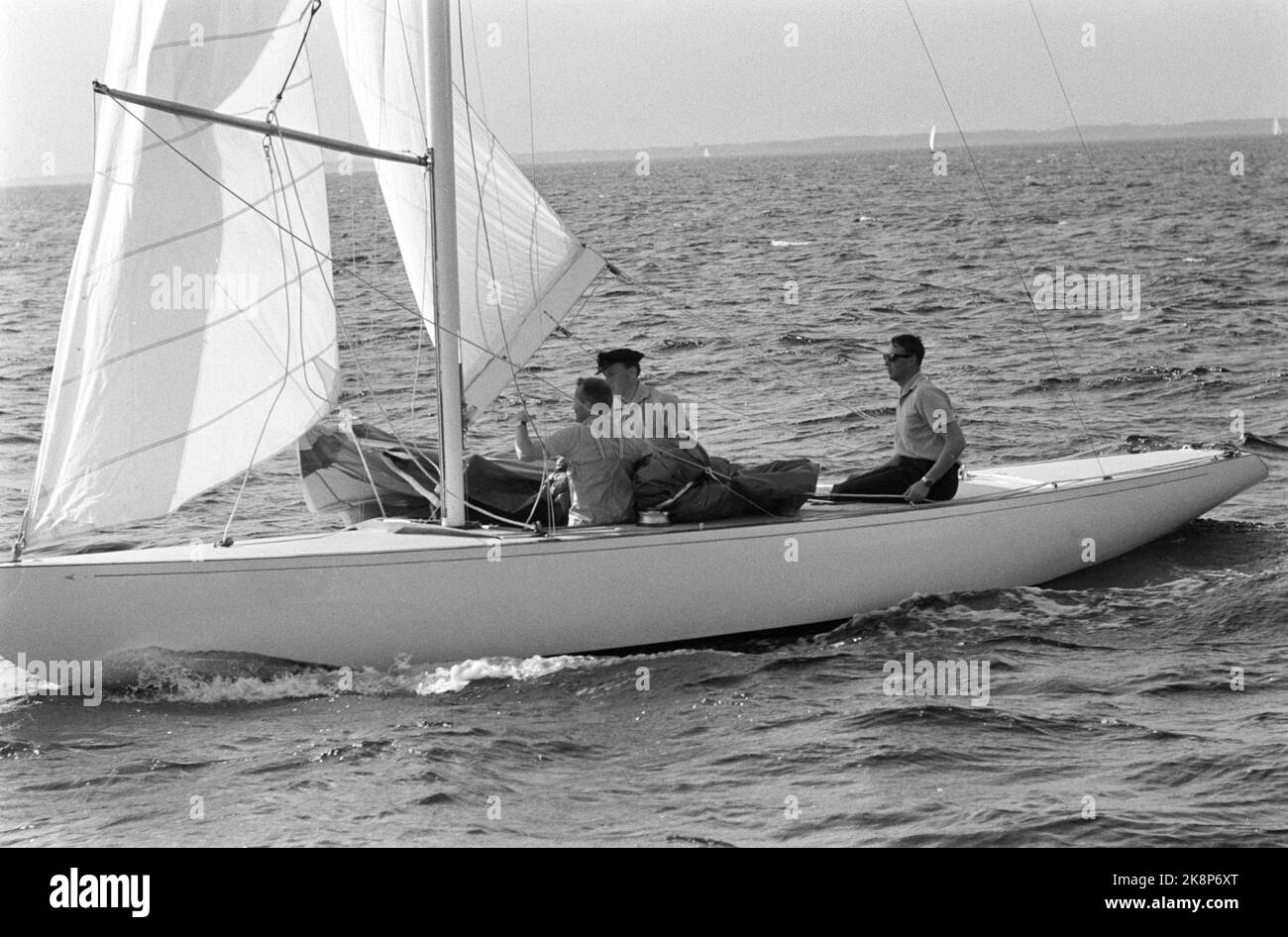 Tokio, Japan Olympische Sommerspiele 1964 in Tokio. Kronprinz Harald nimmt am Segeln im norwegischen Olympia-Team Teil. Hier während der Probefahrt mit dem Boot 'Fram III'. NTB-Archivfoto / ntb Stockfoto