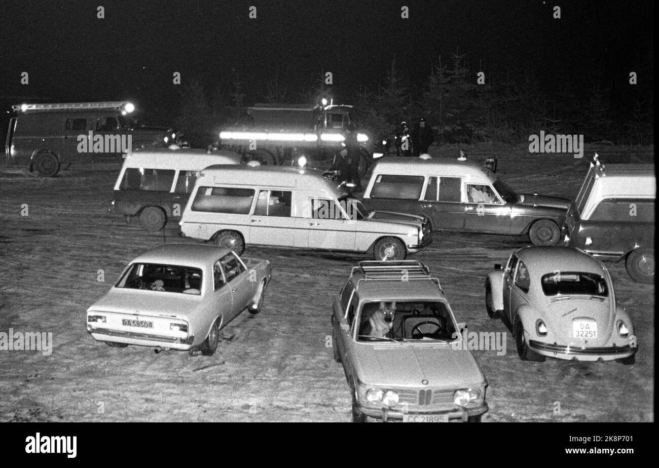 Asker 19721223 der Flugzeugabsturz in Vestmarka am kleinen Heiligabend, bei dem ein Fokker Fellowship Fly von Braathens Safe abstürzte und 40 Menschen umkamen. Krankenwagen und Feuerwehrautos in der Nähe des Unfallort. Foto: NTB / NTB Stockfoto