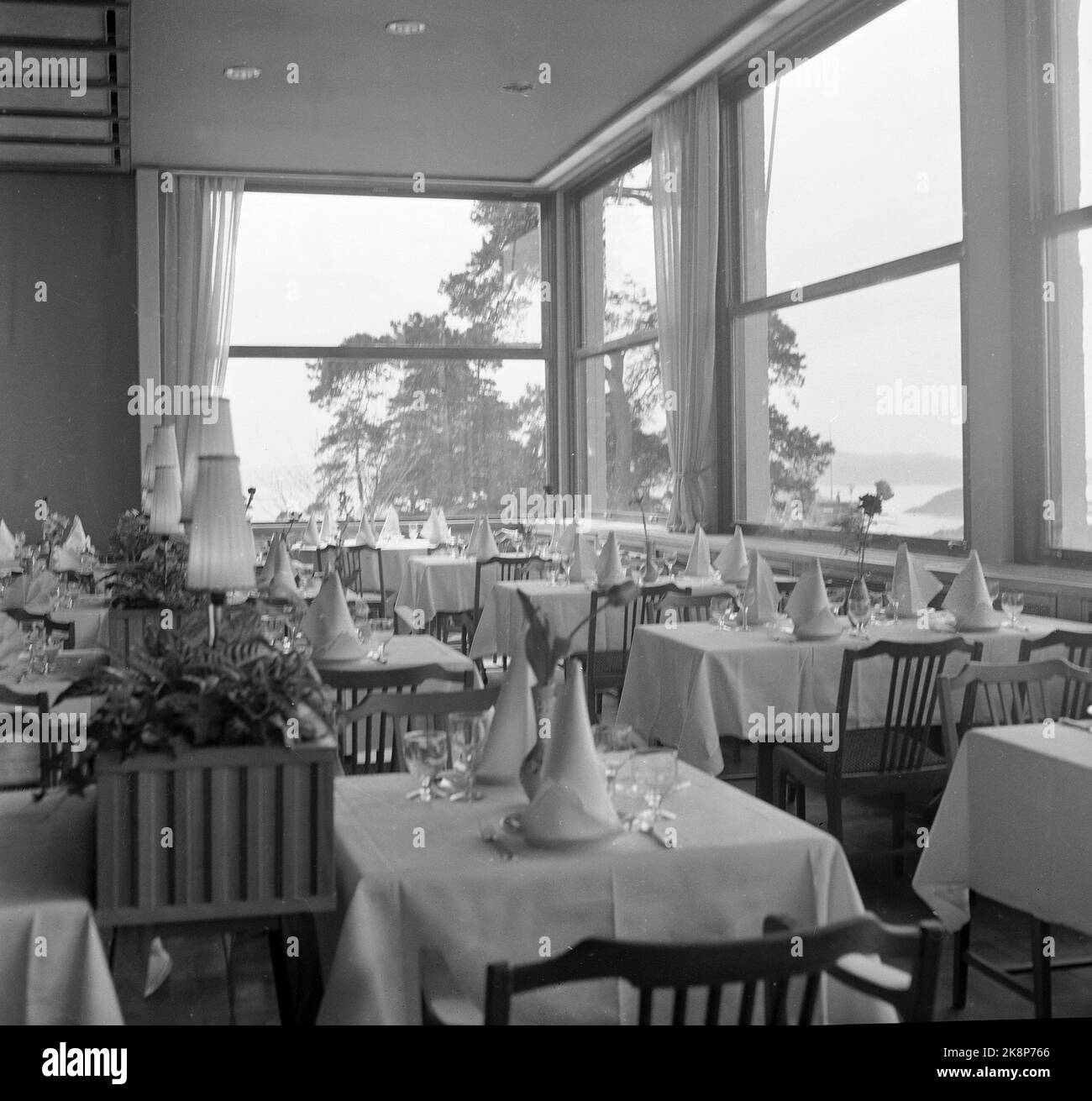 Oslo 19570429 der neue Speisesaal im Ekebergrestaurant wird genutzt. Innen, voller Einband mit Geschirr, Glas und Servietten auf den Tischen. Foto: Stig Vanberg / NTB / NTB Stockfoto