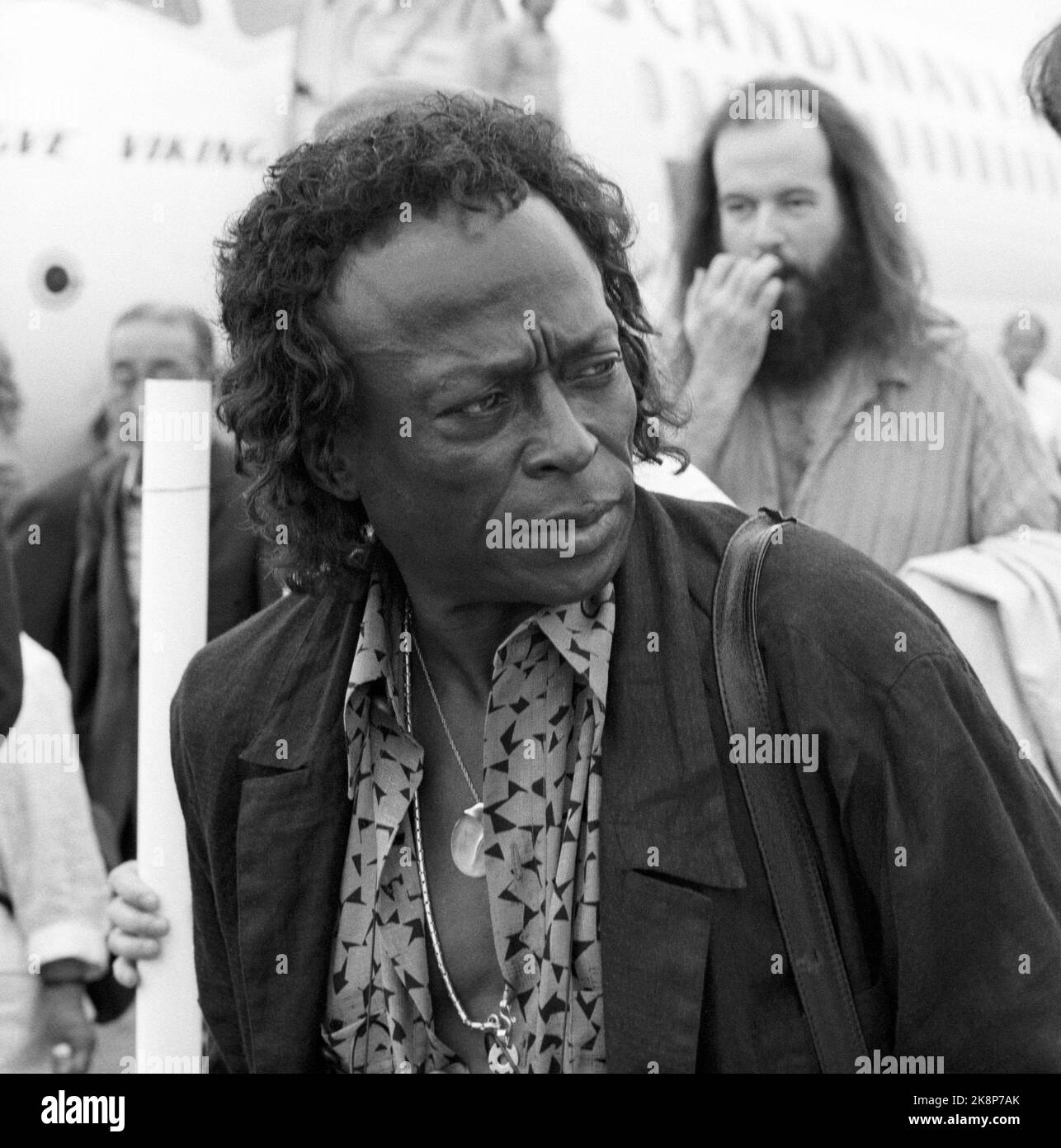 Oslo 19870707. Der Jazzmusiker Miles Davis kommt nach Oslo und wird von einem großen Pressekorps in Fornebu getroffen. Foto Eystein Hanssen / NTB / NTB Stockfoto