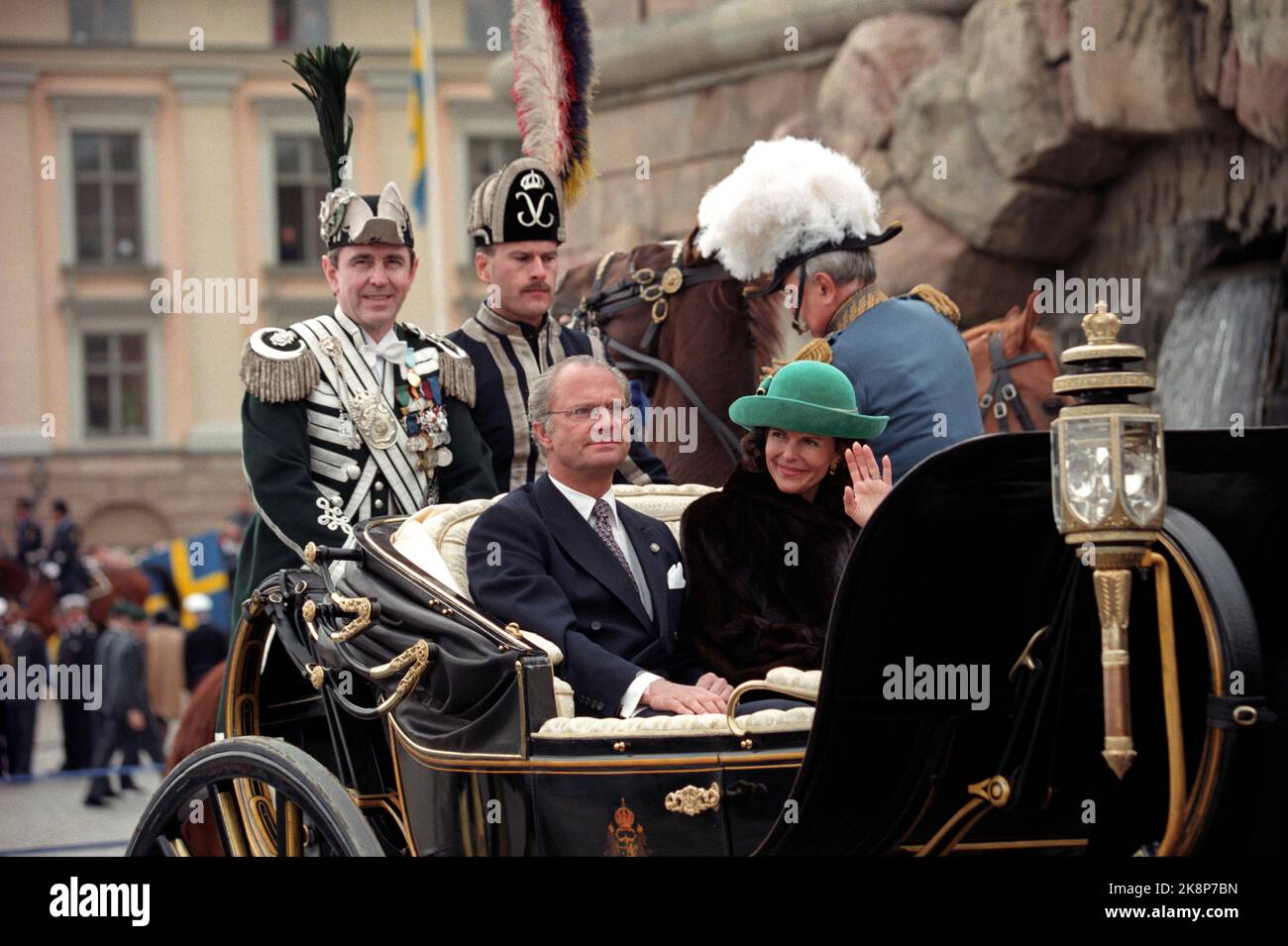 Stockholm 199604: König Carl XVI Gustaf 50 Jahre - mehrere Tage der jährlichen Party für Schwedens König. Picture: Der eigentliche Geburtstag am 30. April. Das Königspaar, Königin Silvia und König Carl Gustaf, fahren gemeinsam in einer offenen Kutsche durch Stockholm. Foto: Bjørn Sigurdsøn / NTB / NTB Stockfoto