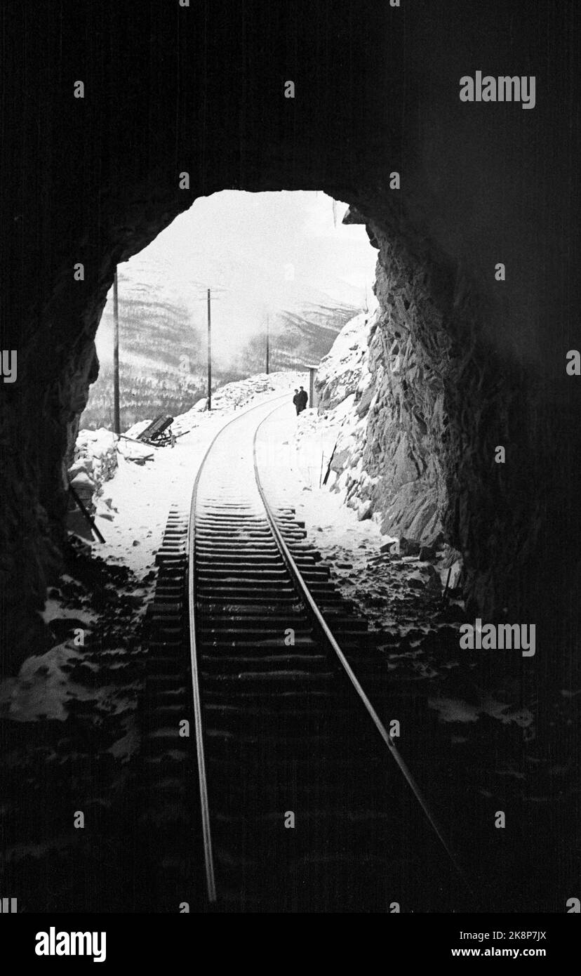 Lønsdal 19471208: Die Eröffnung der Eisenbahnlinie Mo i Rana - Lønsdal auf dem Nordlandsbanen verband Nord- und Südnorwegen. Hier von der ersten Reise, mit der Mehrheit der NSB-Vorstand. Hier führen Zugschienen aus dem Tunnel ins Licht. Abbildung Foto: 'Licht am Ende des Tunnels' Foto: TH Skotaam / Current / NTB Stockfoto