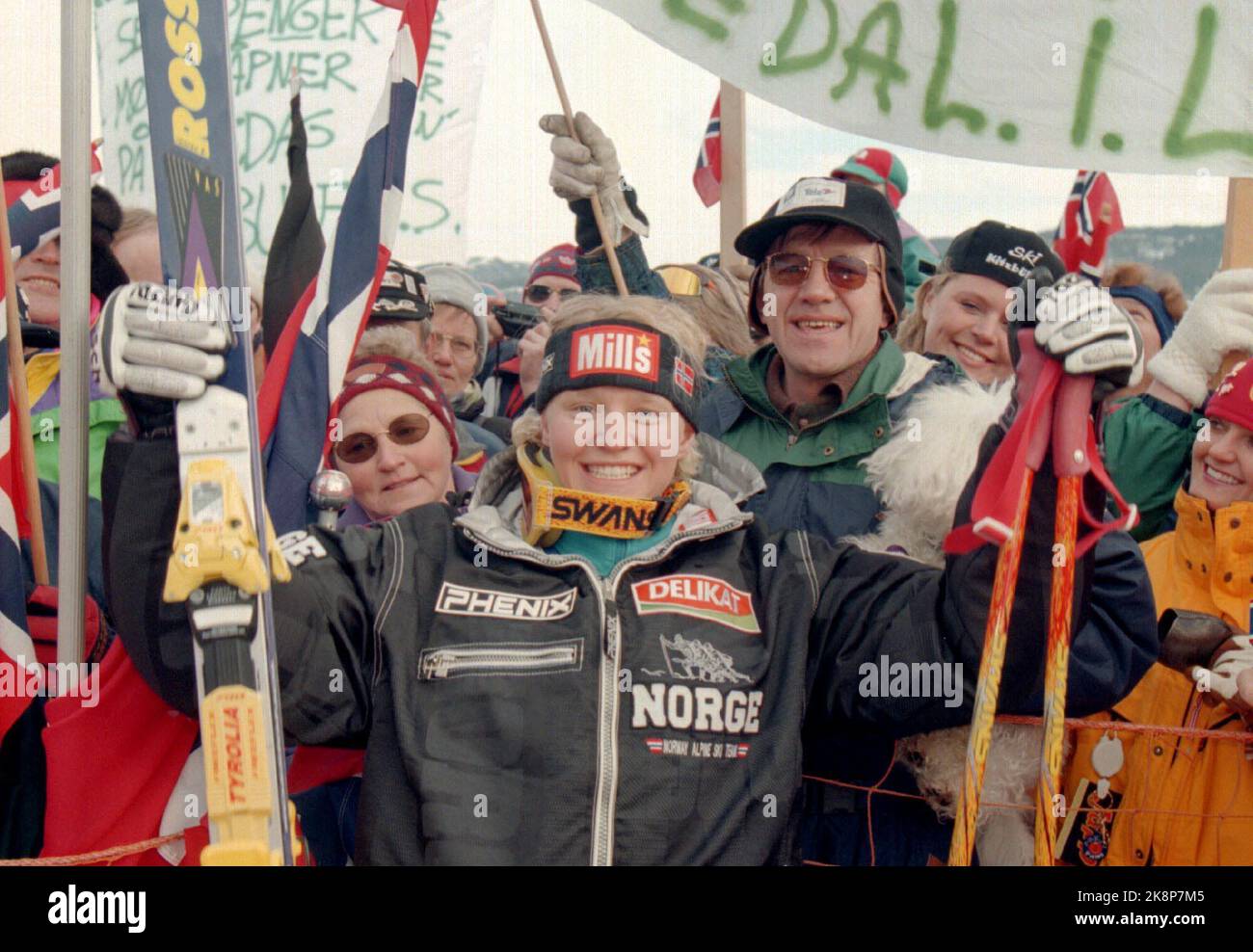 Kvitfjell. Alpine-WM-Finale. Alpint, WM-Ziel. Super g, Frauen. Ingeborg Helen Marken mit ihren Eltern Ingrid und Ivar Marken und Fans aus Eggedal feiern Ingeborgs Sieg im Super G auf Kvitfjell. (NTB-Foto: Lise Åserud) Stockfoto