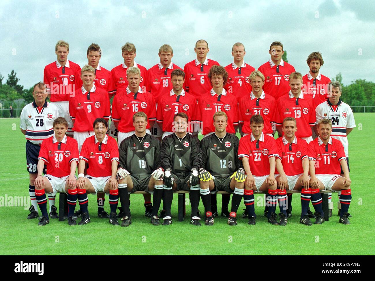 LA BAULE, FRANKRIKE 19980607 VM i Fotball. Landslagssjef Egil Olsen (th i hvitt, med solbriller) med VM-troppen samlet bak seg, før treningen started i La Baule, Frankrike, søndag. BAK Fra venstre: Kjetil Rekdal, Stig Inge Bjørnebye, Gunnar Halle, Egil Østenstad, Ståle Solbakken, Henning Berg, Håvard Flo Og Erik 'Myggen' Mykland. I midten Fra venstre: Assistenzener Bjørn Hansen, Tore André Flo, Jostein Flo, Ronny Johnsen, Dan Eggen, Vidar Riseth, Erik Hoftun Og trener Egil „Drillo“ Olsen. Foran Fra venstre: Ole Gunnar Solskjær, Øyvind Leonhardsen, Espen Baardsen, Frode Grodås, Thomas myHR Stockfoto