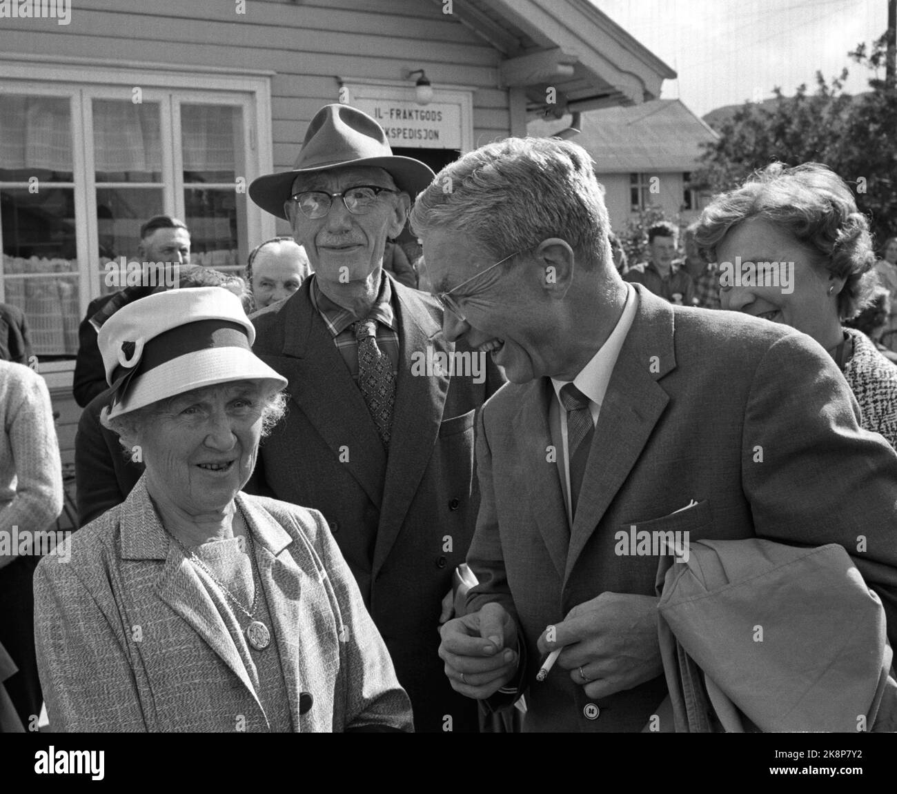 Alvdal August 1963. Die Premiere des Films 'Fresc kick' nach den Büchern von K. Aukrust wurde der Molkerei in Alvdal hinzugefügt. Hier reisten alle Hauptrolle, und die Einheimischen machten ein öffentliches Festival. Die Familie Aukrust war stark vertreten, hier mein 'Bruder' Odd Aukrust, mit seiner Mutter und seinem Vater. Foto: Sverre A. Børretzen / Aktuell / NTB Stockfoto