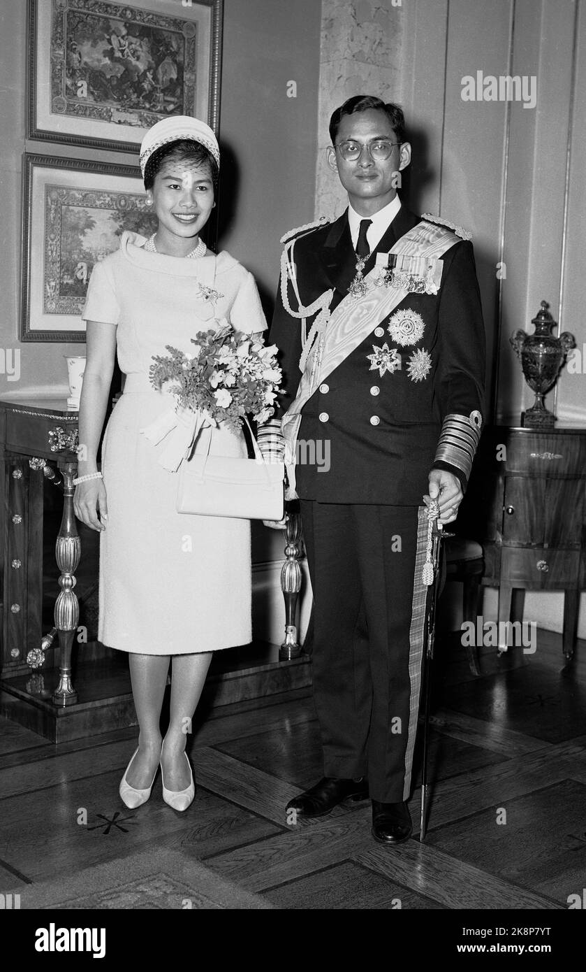 Oslo 19600919. Staatsbesuch/öffentlicher Besuch. König Olav wird von König Adulayadej Bhumibol von Thailand und Königin Sirikit besucht. Hier das thailändische Königspaar im Publikum auf dem Schloss. Die beiden zusammen. Foto: NTB / NTB Stockfoto