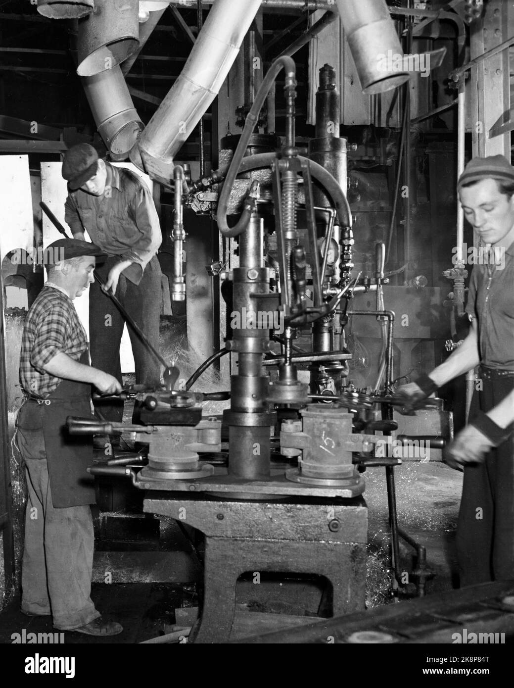 Drammen 19470122 Interieur von Glassverket in Drammen. Aus dem Ofen ...