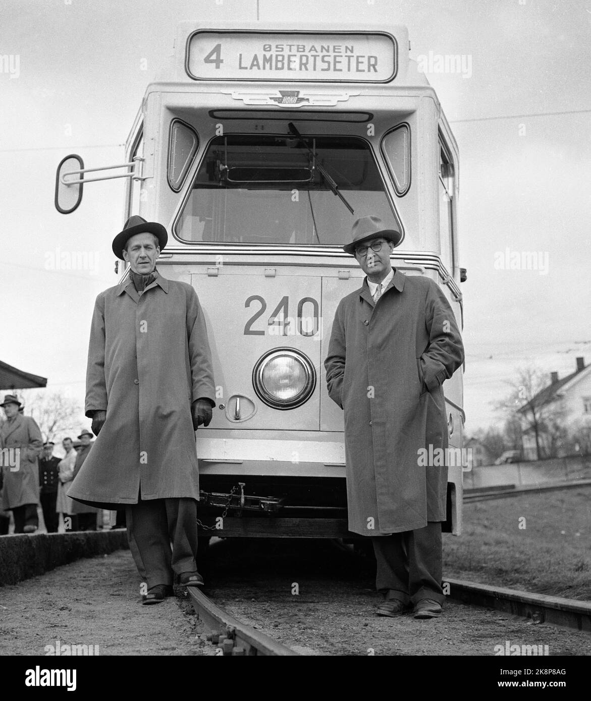 Oslo 19570411 Lambertseterbanen ist gebrauchsfertig, derzeit mit gängigen Straßenbahnen mit der Aufschrift '4 East Railway / Lambertsetter'. Hier sind Verkehrsleiter L. Schaanning und Senior Engineer T. Sand vor der Straßenbahn beim technischen Testlauf fotografiert. Foto: NTB / NTB Stockfoto