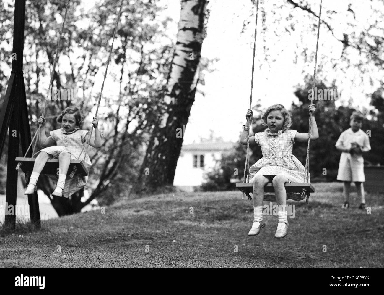 Skaugum Juni 1937. Prinzessin Ragnhild (TV) und Prinzessin Arid spielen im Garten von Skaugum. Hier erinnern sich die beiden in jedem. Im Hintergrund ein nicht identifizierter Junge, der zu Besuch ist. Foto: NTB / NTB Stockfoto