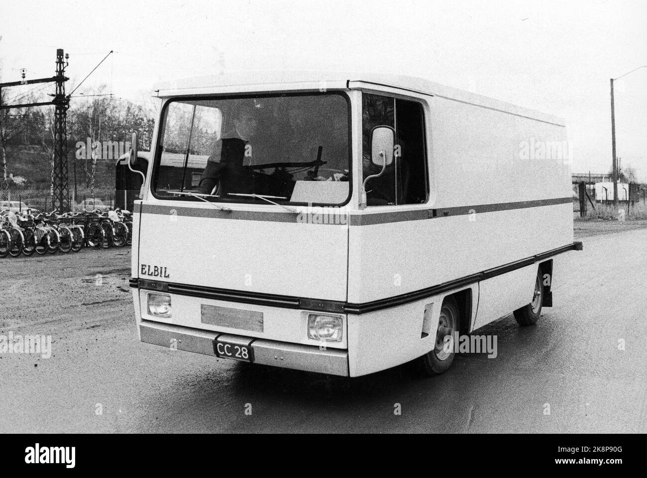 Strømmen 19721103: Das erste in diesem Land produzierte Elektroauto wird an Oslo Lysverker übergeben. Die nächsten beiden werden in Kürze der Post und der NSB vorgestellt. Das Auto wird in der Werkstatt von Strømmen hergestellt. Foto: Vidar KNAI / NTB. Stockfoto