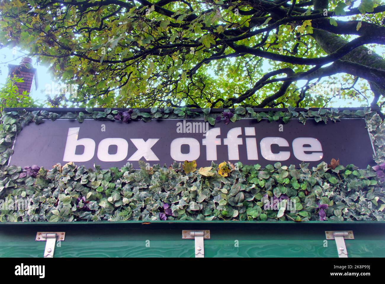 Glasgow, Schottland, Großbritannien 24.. Oktober 2022. In den Botanischen Gärten von Glasgow Botanics im West End tauchten Dinosaurier vor Glasglow auf, das am Mittwoch für die Öffentlichkeit zugänglich ist. Der Park mit seinem Gewächshaus wird zum Jurassic Park, dem Land, das die Zeit für die Veranstaltung vergessen hatte. Credit Gerard Ferry/Alamy Live News Stockfoto
