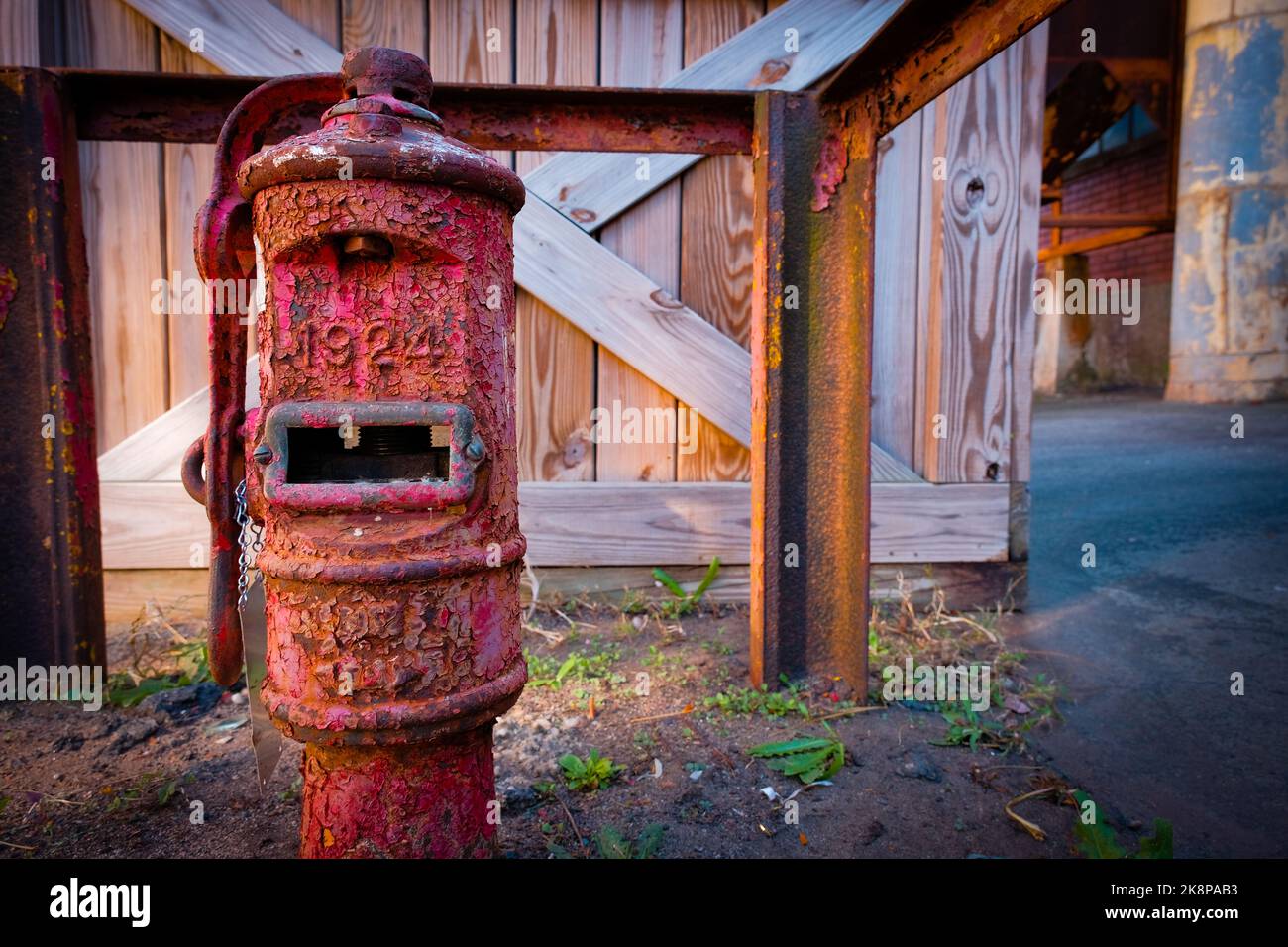 Antike bemalte und rissige Pumpe in Charlotte, NC. Stockfoto