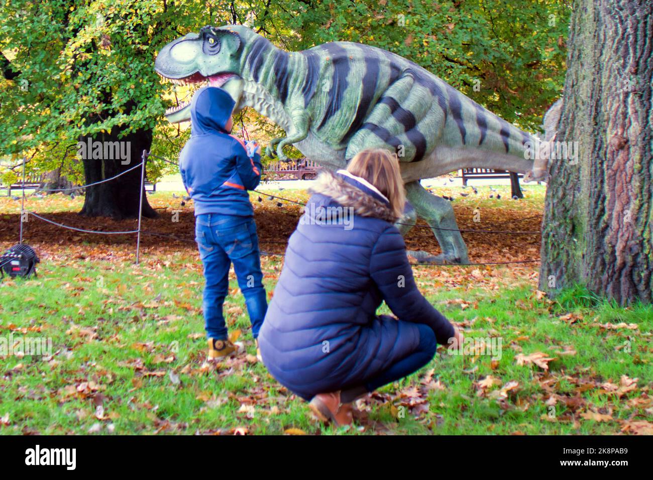 Glasgow, Schottland, Großbritannien 24.. Oktober 2022. In den Botanischen Gärten von Glasgow Botanics im West End tauchten Dinosaurier vor Glasglow auf, das am Mittwoch für die Öffentlichkeit zugänglich ist. Der Park mit seinem Gewächshaus wird zum Jurassic Park, dem Land, das die Zeit für die Veranstaltung vergessen hatte. Credit Gerard Ferry/Alamy Live News Stockfoto