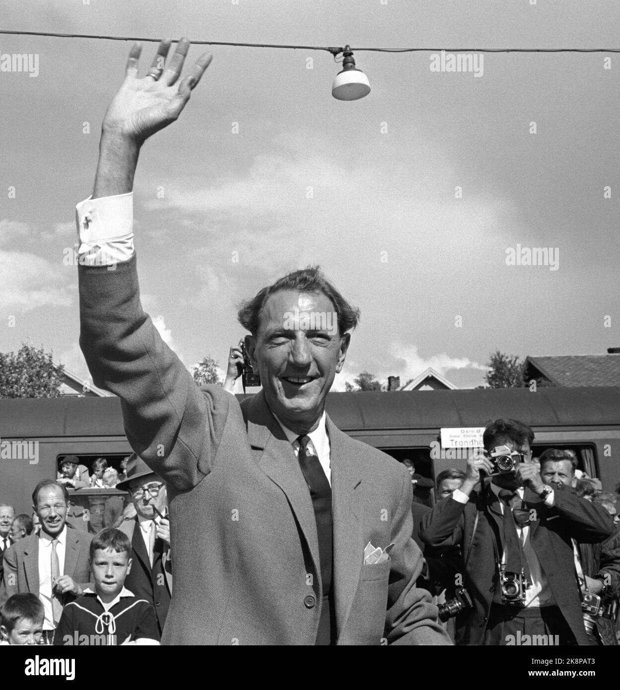 Alvdal August 1963. Die Premiere des Films 'Fresc kick' nach den Büchern von K. Aukrust wurde der Molkerei in Alvdal hinzugefügt. Hier reisten alle Hauptrolle, und die Einheimischen machten ein öffentliches Festival. Hier passt Schauspieler Leif die Wellen an alle Teilnehmer an. Foto: Sverre A. Børretzen / Aktuell / NTB Stockfoto