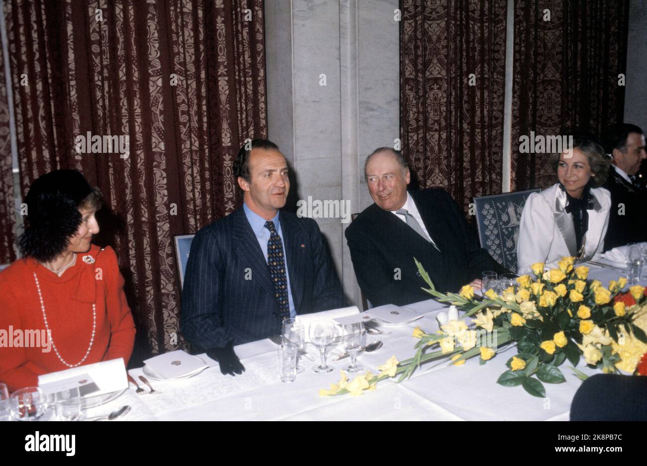 Oslo 198204 14-16 das spanische Königspaar König Juan Carlos und Königin Sofia bei einem offiziellen Besuch in Norwegen. Z. B. Kronprinzessin Sonja, König Juan Carlos, König Olav und Königin Sofia beim Mittagessen von Bürgermeister Albert Nordengen im Rathaus. Foto: NTB / NTB Stockfoto