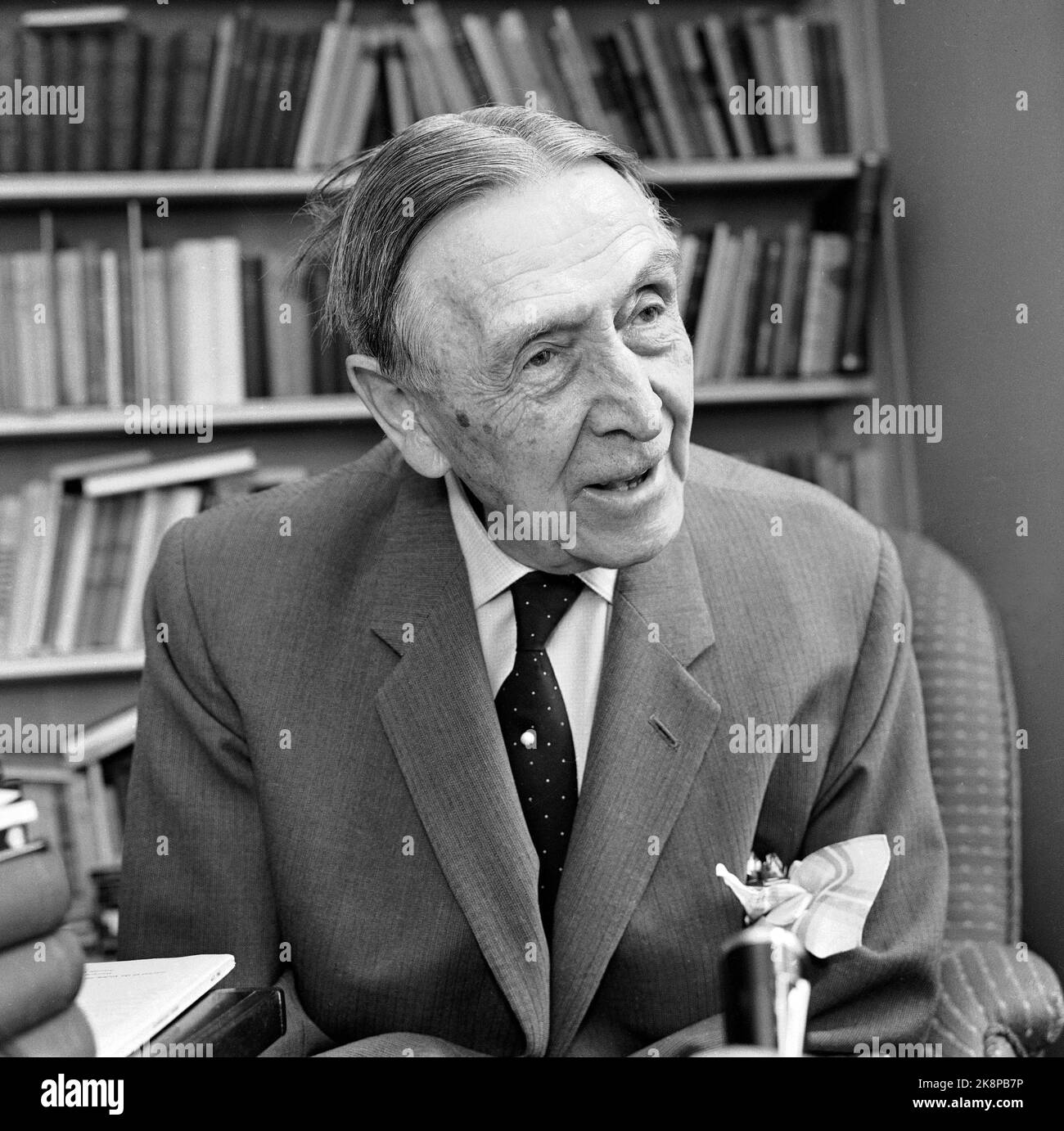 Oslo 196800713 Francis Bull (1887-1974), Professor, Literaturhistoriker, Verlagsberater. Interview-Situation. Foto: Hordnes / NTB / NTB Stockfoto