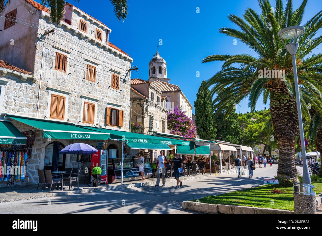 Geschäfte und Restaurants auf der Hauptstraße der malerischen Stadt Cavtat an der dalmatinischen Küste von Kroatien Stockfoto Geschäfte und Restaurants auf der Hauptstraße der malerischen Stadt Cavtat an der dalmatinischen Küste von Kroatien Stockfoto