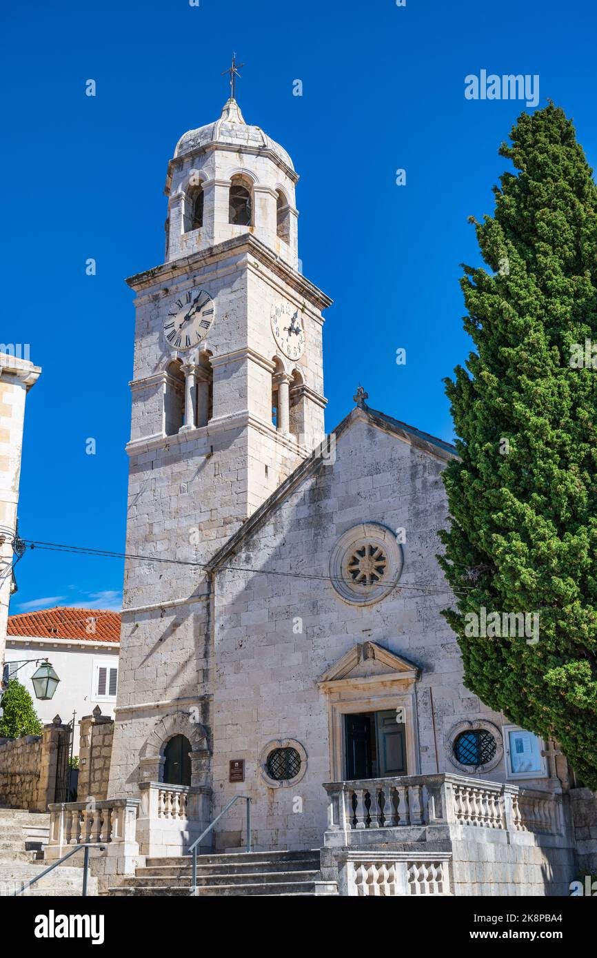 Kirche des Heiligen Nikolaus in der malerischen Stadt Cavtat an der dalmatinischen Küste Kroatiens Stockfoto Kirche des Heiligen Nikolaus in der malerischen Stadt Cavtat an der dalmatinischen Küste Kroatiens Stockfoto
