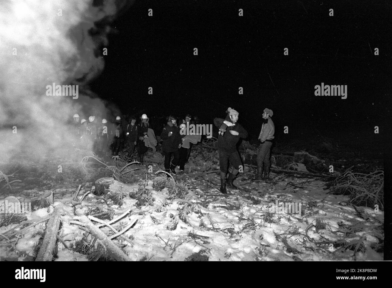 Asker 19721223 der Flugzeugabsturz in Vestmarka am kleinen Heiligabend, bei dem ein Fokker Fellowship Fly von Braathens Safe abstürzte und 40 Menschen umkamen. Die ersten Hilfskräfte werden durch das brennende Flugzeug gefördert. Foto: NTB / NTB Stockfoto