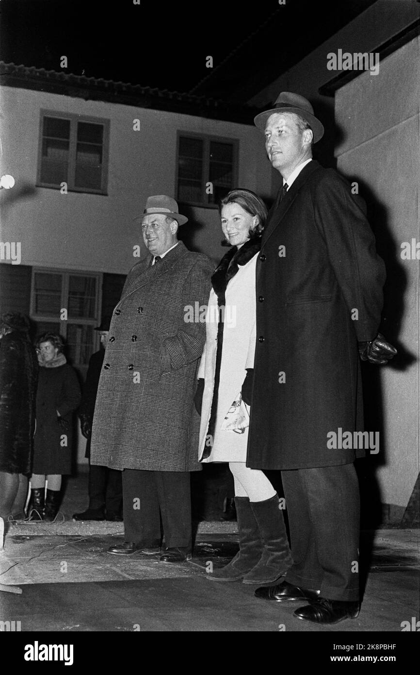 Asker 19681214: Fackelzug für das Kronprinzenpaar Harald und Sonja vor ihrem Haus in Skaugum. Hier war das Kronprinzenpaar knapp 4 Monate lang verheiratet. Fernseher mit Kingsize-Bett und Olav V. Anderer Text fehlt. L 1985. NTB-Archiv/ntb Stockfoto