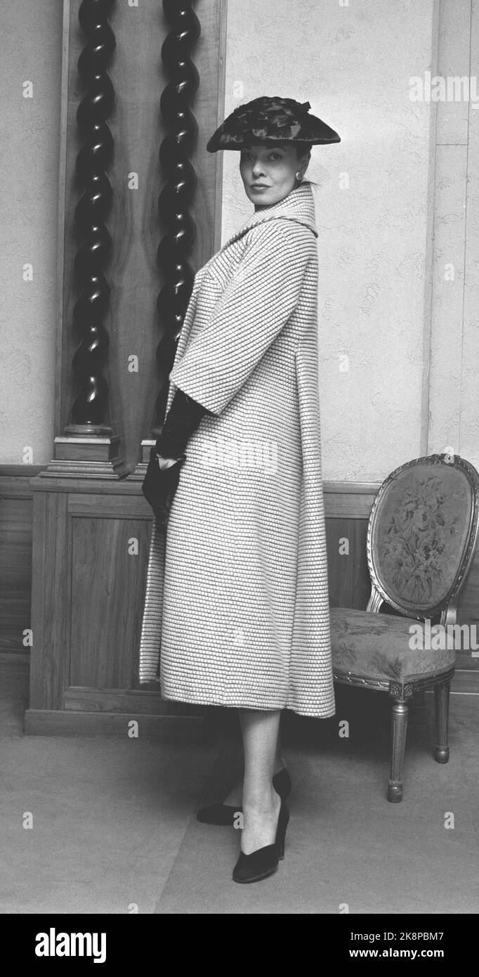 Oslo 19560223. Frühling und Sommer Mode 1956. Schaufensterpuppe zeigen norwegische -produzierte Damenmode. Mantel aus dem Seidenhaus. Es ist von Jean Desses inspiriert, der Stoff ist grob in grauer und weißer Wolle. Holz-Viertel-Arm, Schwarzfutter und so sind die Accessoires wie Schuhe, lange Handschuhe und Hut. Foto: Aage Storløkken / Kaare Nymark / NTB Stockfoto