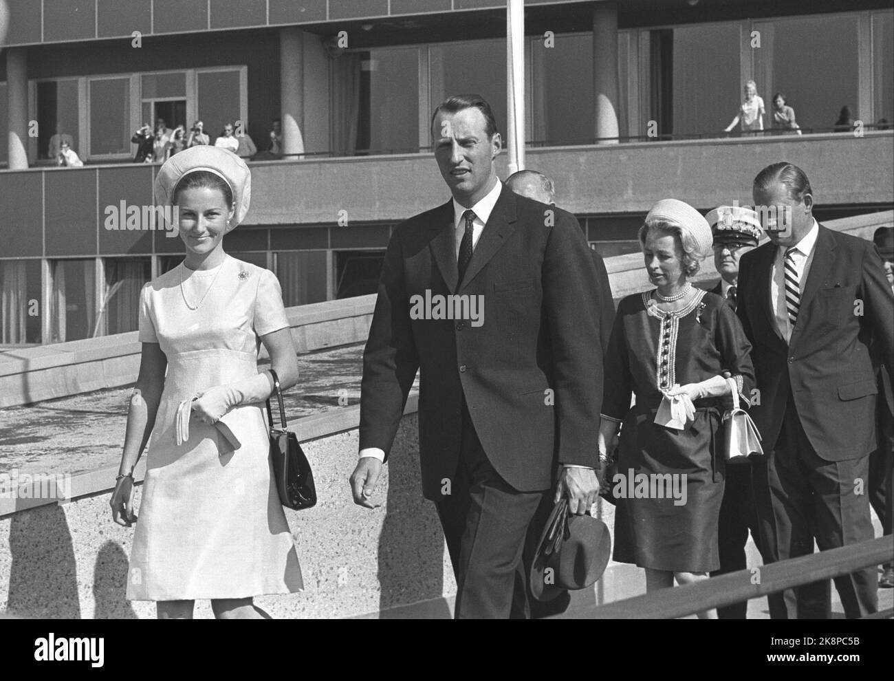 Fornebu 19680829. Der Verlobte Kronprinz Harald und Sonja Haraldsen am Flughafen Fornebu, um die Gäste für die Hochzeit zu empfangen. Hier treffen sie Prinzessin Ragnhild und Erling Lorentzen (Rückseite). Foto: NTB / NTB Stockfoto