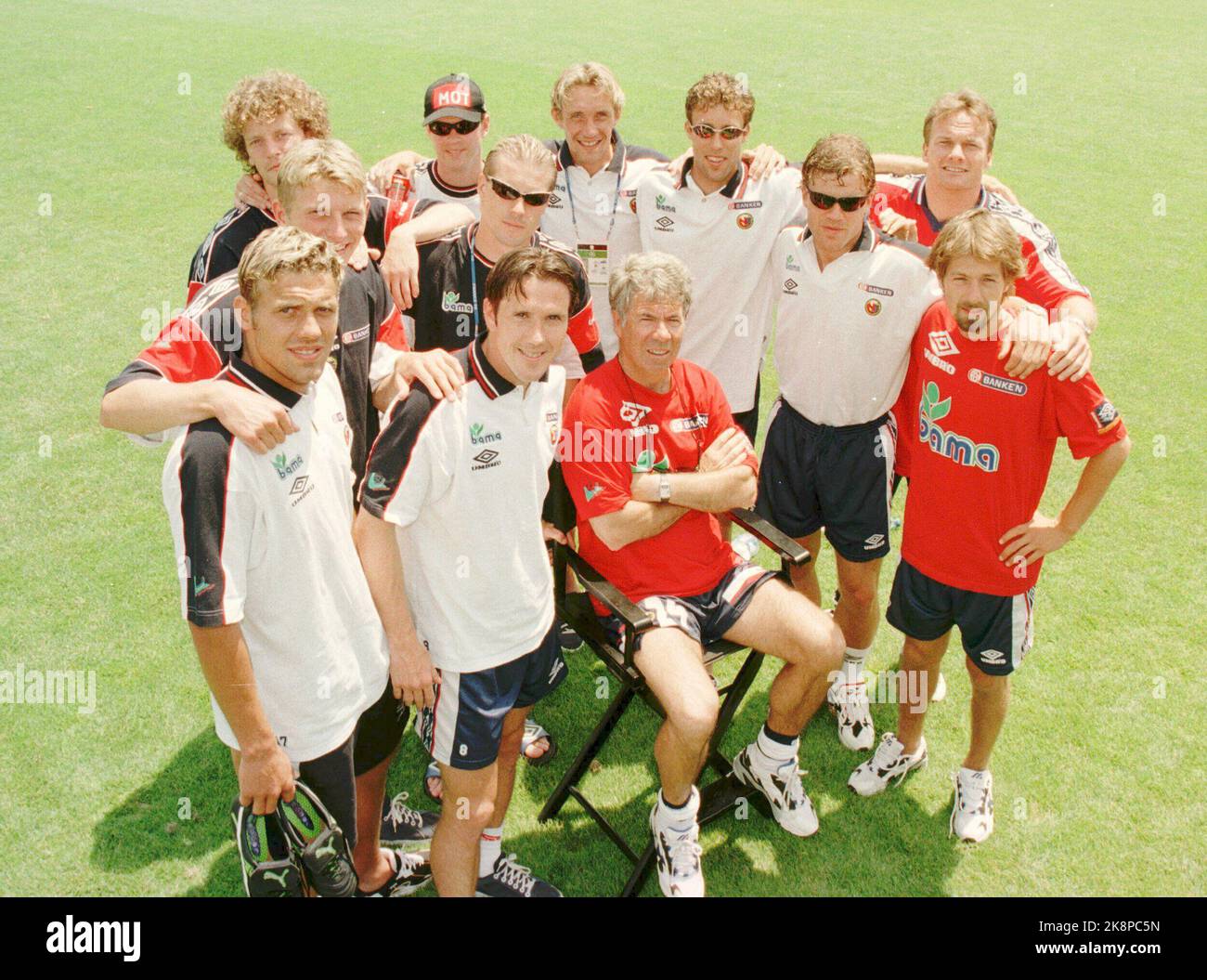 Marseille. Das norwegische Team, das Italien am Samstag treffen wird, hat sich auf einem Regiestuhl um den Chef versammelt. Zurück von v. Dan Eggen, Henning Berg, Vidar Riseth, Ronny Johnsen, Stig Inge Bjørnebye, Frode Grodås und Erik Mykland. Von links in die nächste Reihe Tore Andre Flo und Kjetil Rekdal. Vorne von links Håvard Flo, Øyvind Leonhardsen und der Chef selbst, Egil 'Drillo' Olsen. (Foto Bjørn Sigurdsøn, NTB Plus) Stockfoto