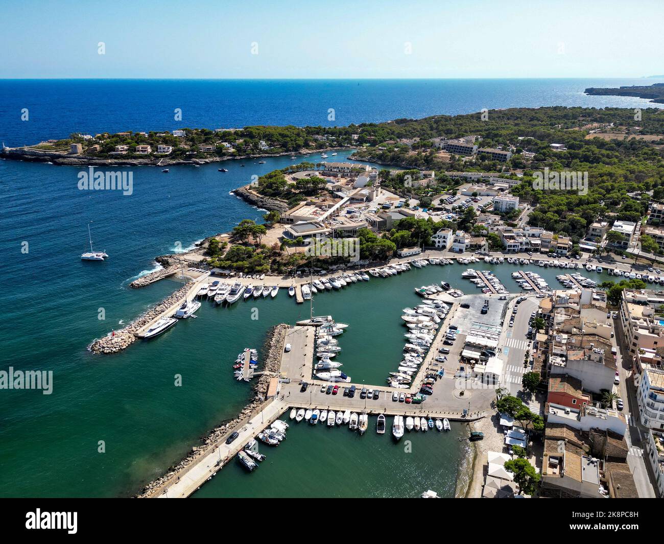 Eine Luftaufnahme von Porto Petro, auf Mallorca, auf den Balearen, an einem hellen Sommertag im September. Stockfoto