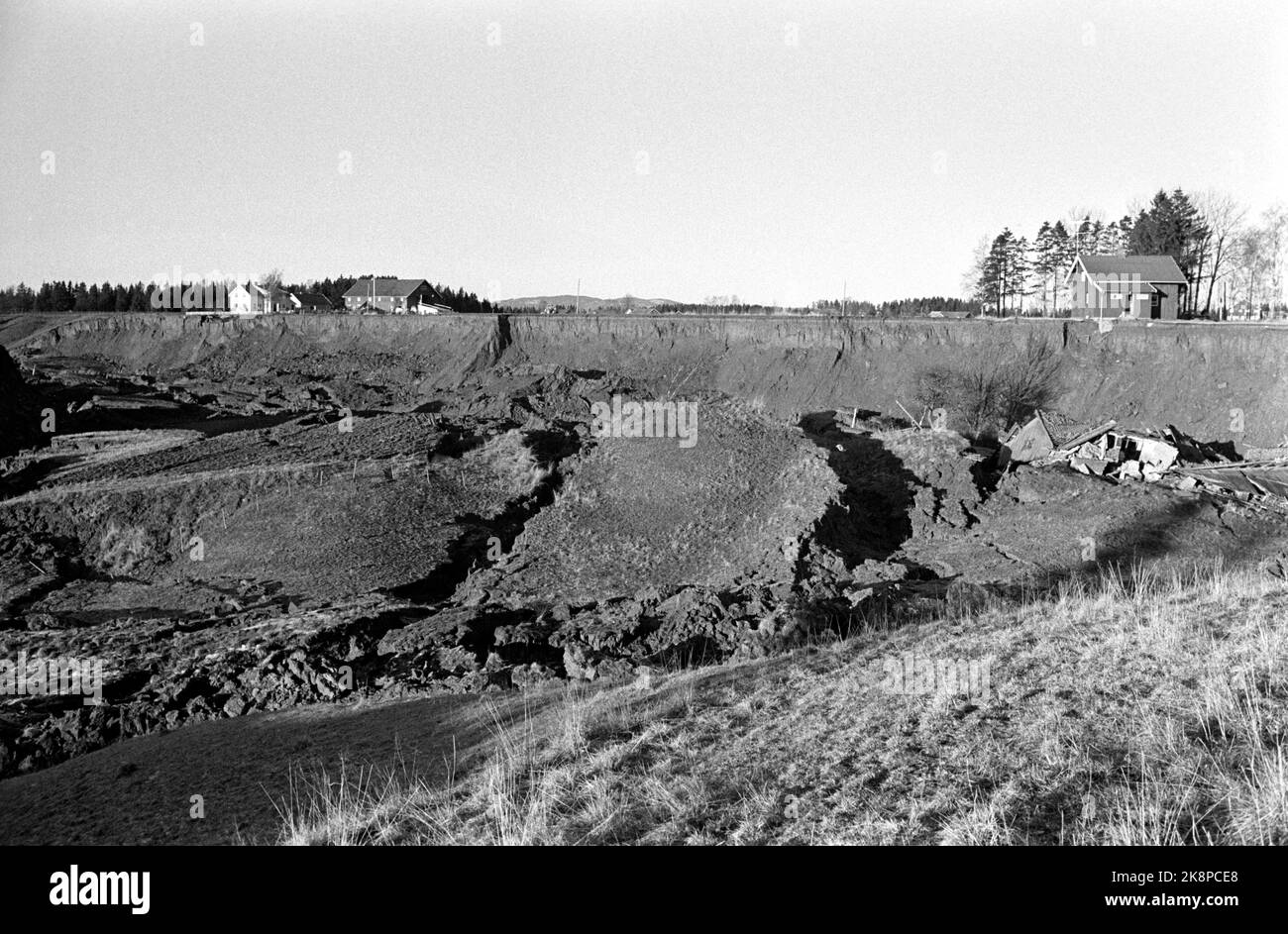 Trøgstad 19741206. Leiras in Trøgstad. Mehrere Familien mussten evakuiert werden, und ein Stallgebäude und ein Traktor verschwanden in den Massen, als 100 Hektar Ackerland ausgelöscht wurden. Drei Farmen wurden getroffen, aber keine Menschen wurden verletzt. Das Bild zeigt die Bauernhäuser auf den Farmen Nedre Lunder und Vestby, die am nächsten Tag auf dem Schnellverkehr stehen. Foto Arild Hordnes / NTB / NTB Stockfoto