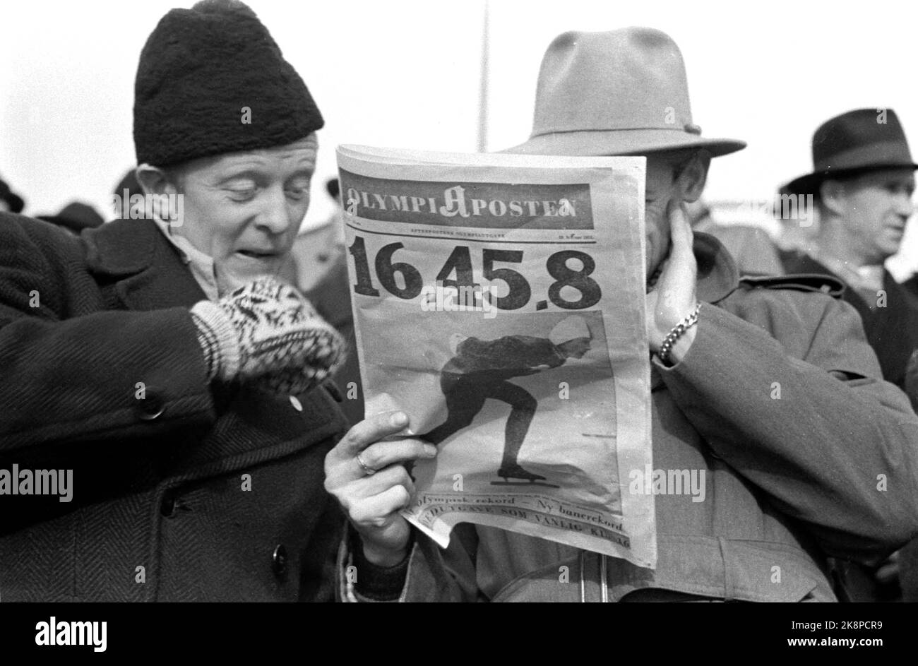 19520219 Oslo: Olympische Spiele, Olympische Winterspiele, Schlittschuhlauf, schnelles Rennen, 10.000 Meter: Das Publikum mit der Olympischen Post, die Hjalmar Andersen Hjallis Siegerzeit von 10.000 Metern zeigt: 16.45.8 Meter. Foto: Current / NTB Stockfoto