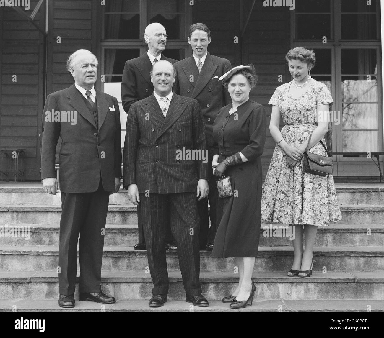 Asker. Skaugum 19550525. Der isländische Präsident zu einem offiziellen Besuch in Norwegen. Präsident Asgeir Asgeirson mit Dame beim Mittagessen in Skaugum. Z. B. Asgeir Asgeirson, Kronprinz Olav. Frau Asgeirson, (hinter f) König Haakon, Prinz Harald und Prinzessin Astin im Blumenkleid. Foto: Jan Nordby NTB / NTB Stockfoto