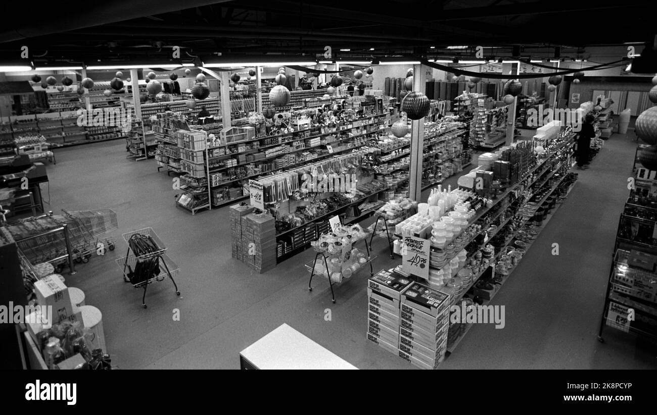 Hønefoss 19710323 Ringerike Supermarkt einen Tag vor dem Eröffnungstag. Als der Markt am 24. März 1971 zum ersten Mal seine Pforten öffnete, war dies für die Bewohner von Hønefoss und Umgebung etwas ganz Besonderes. Nicht weniger als 10.000 besuchten den Eröffnungstag des Supermarktes. Hier das Innere der riesigen Halle mit Waren so weit das Auge reicht. Foto: Thorberg / NTB / NTB Stockfoto