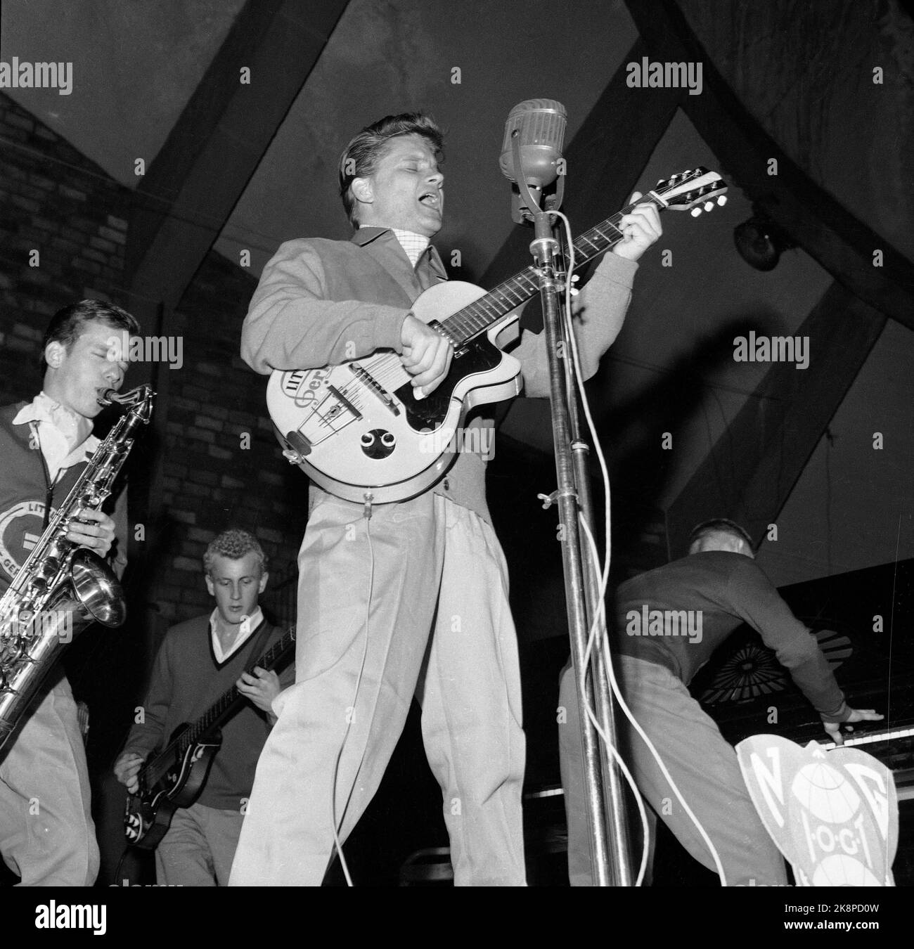 Oslo 19580820 Nordic Rock Wettbewerb im Jordal Amfi in Oslo. Rockmusiker traten vor einem großen und begeisterten Publikum gegeneinander an. Hier der Sieger des Wettbewerbs, der kleine Gerhard, alias Karl-Gerhard Lundkvist aus Schweden, in Aktion mit Gitarre. Foto: Jan Nordby / NTB / NTB Stockfoto