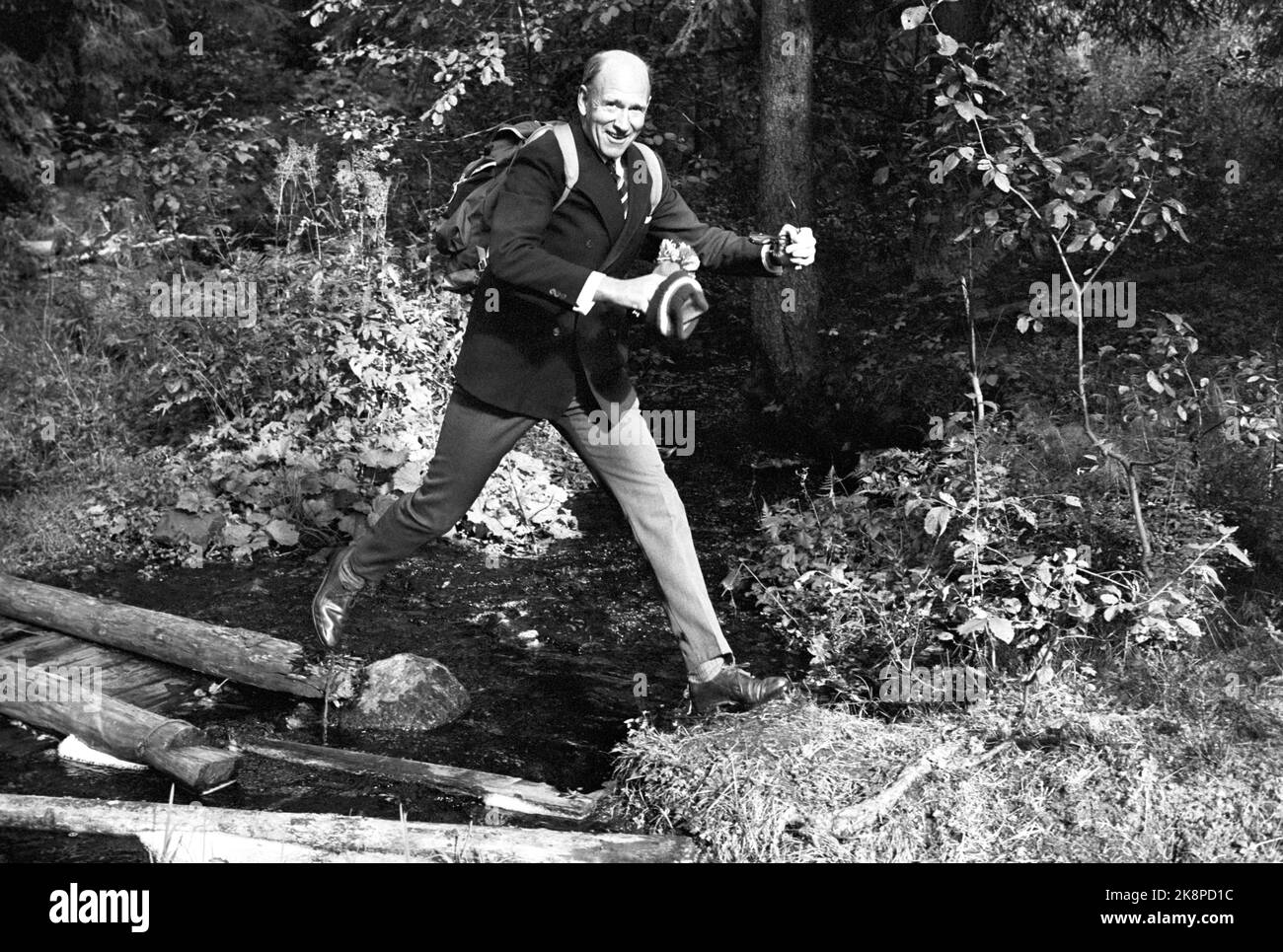 Im Oktober 1970 besitzt der Geschäftsmann Olav Thon 21 Stadtfarmen im Zentrum von Oslo, er betreibt eine Sollihøgda Anzahl von Restaurants, Geschäften, Pubs und Imbissstuben. Er lebt in der Hütte am Teich Livannet in Sollihøgda. Hier kann er sich ganz entspannen. Mit Rucksack auf der Rückseite. Foto: Aage Storløkken / Aktuell / NTB Stockfoto