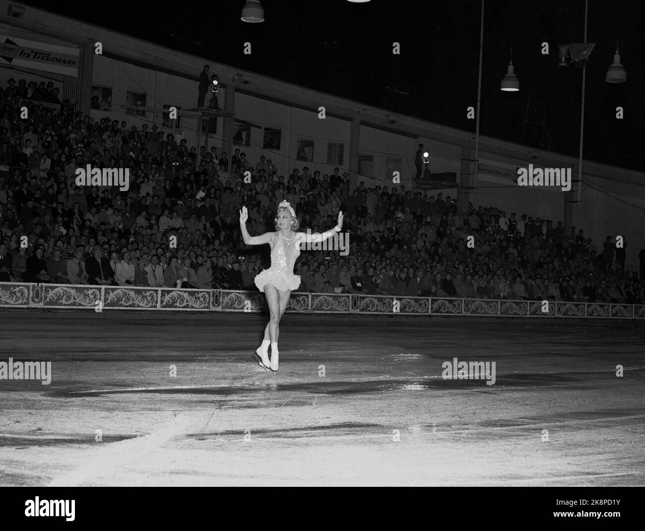 Oslo 19530821 Art Runner Sonja Henie in Oslo mit ihrer großen Eisschau. Zum ersten Mal nach dem Krieg sollte Sonja Henie für ein norwegisches Publikum auftreten. Hier in Aktion während der Eröffnungsshow im Jordal Amfi. Jordal, (immer noch eine Freiluftstrecke) wurde mitten im Sommer vereist. Die Show hatte 33 Vorstellungen, alle mit vollen Häusern. Foto: Høel / NTB / NTB Stockfoto