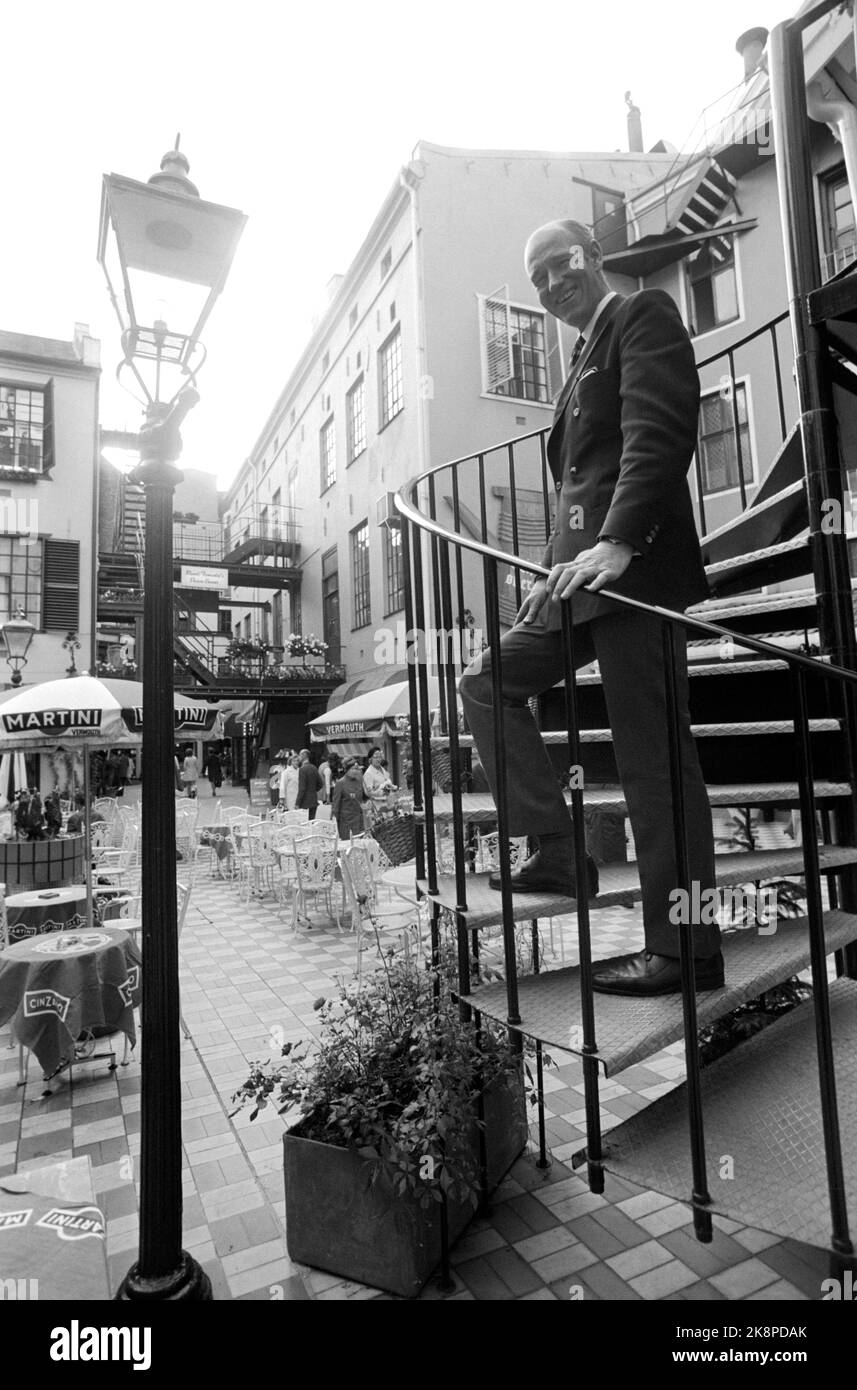 Oslo Oktober 1970 der Geschäftsmann Olav Thon besitzt 21 Stadtfarmen im Zentrum von Oslo, er betreibt eine große Anzahl von Restaurants, Geschäften, Pubs und Snackbars. Hier steht er in einer Treppe auf Strøget in Oslo. Foto: Aage Storløkken / Aktuell / NTB Stockfoto