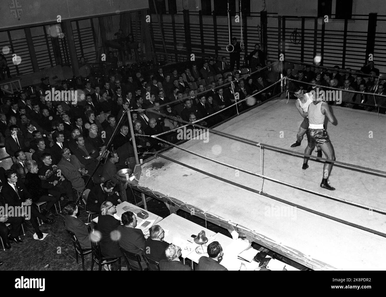 Oslo 19630119 ist das Sport? Junioren-Meisterschaften wurden in Boxen in Turnhallen in Oslo organisiert. Current brachte vier besondere Gäste, um zu entscheiden, ob Boxen ein gesunder Sport ist. Zu den vier gehörten Minister Åse Bjerkholt, Professor Harald Schjelderup, Polizeichef Johan Gjerde und Programmsekretär Bjørge Lillelien. Foto: Aage Storløkken / Aktuell / NTB Stockfoto