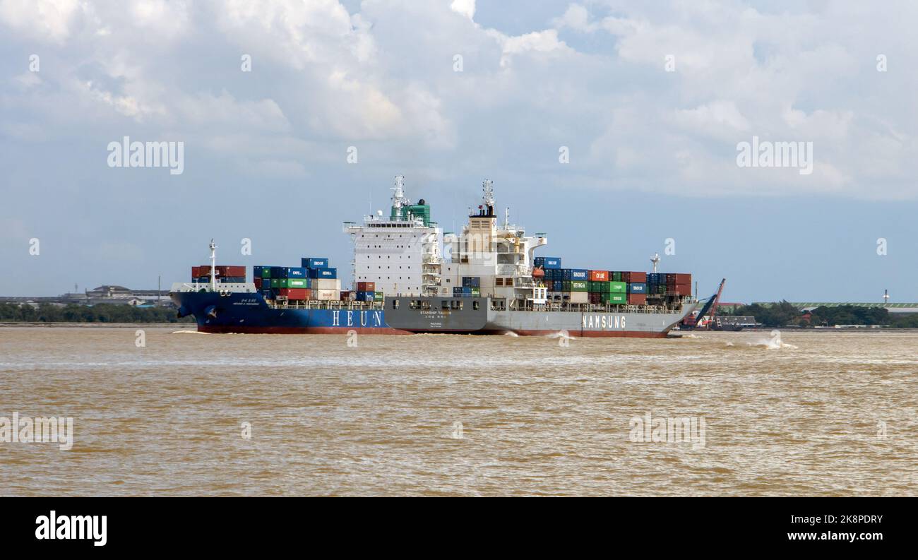 SAMUT PRAKAN, THAILAND, Okt 07 2022, Containerschiffe HEUNG A HOCHIMINH und RAUMSCHIFF TAURUS passieren sich in der Chao Phraya Mündung Stockfoto