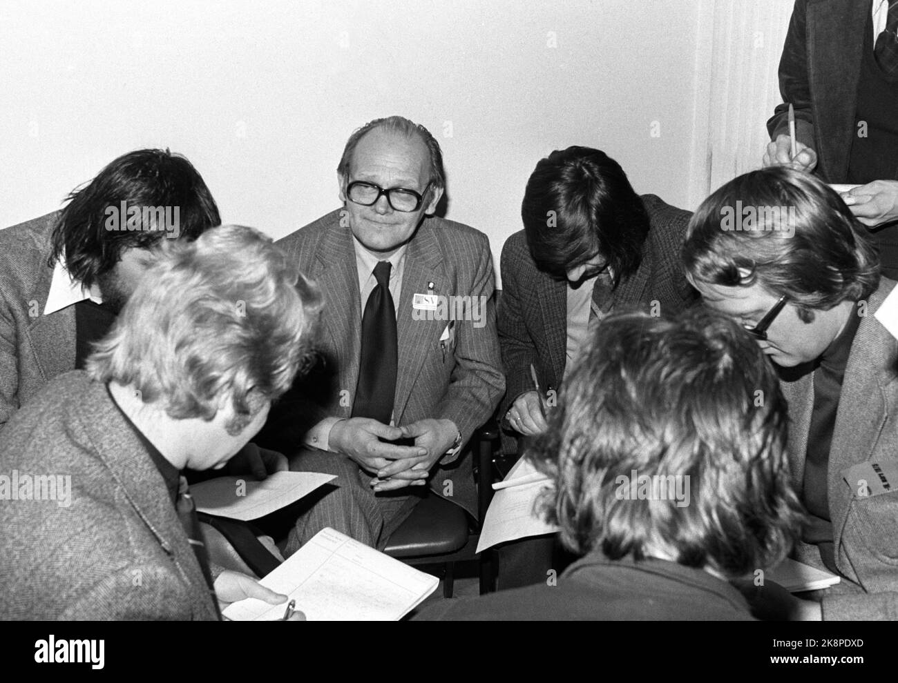 Oslo, 16. März 1975. Die Sozialistische Linke hält den Landkongress ab. Hier ist der stellvertretende Vorsitzende der norwegischen Kommunistischen Partei, Martin G Knutsen, zu sehen, der eine improvisierte Pressekonferenz veranstaltet. Foto: Henrik Laurvik / NTB Stockfoto