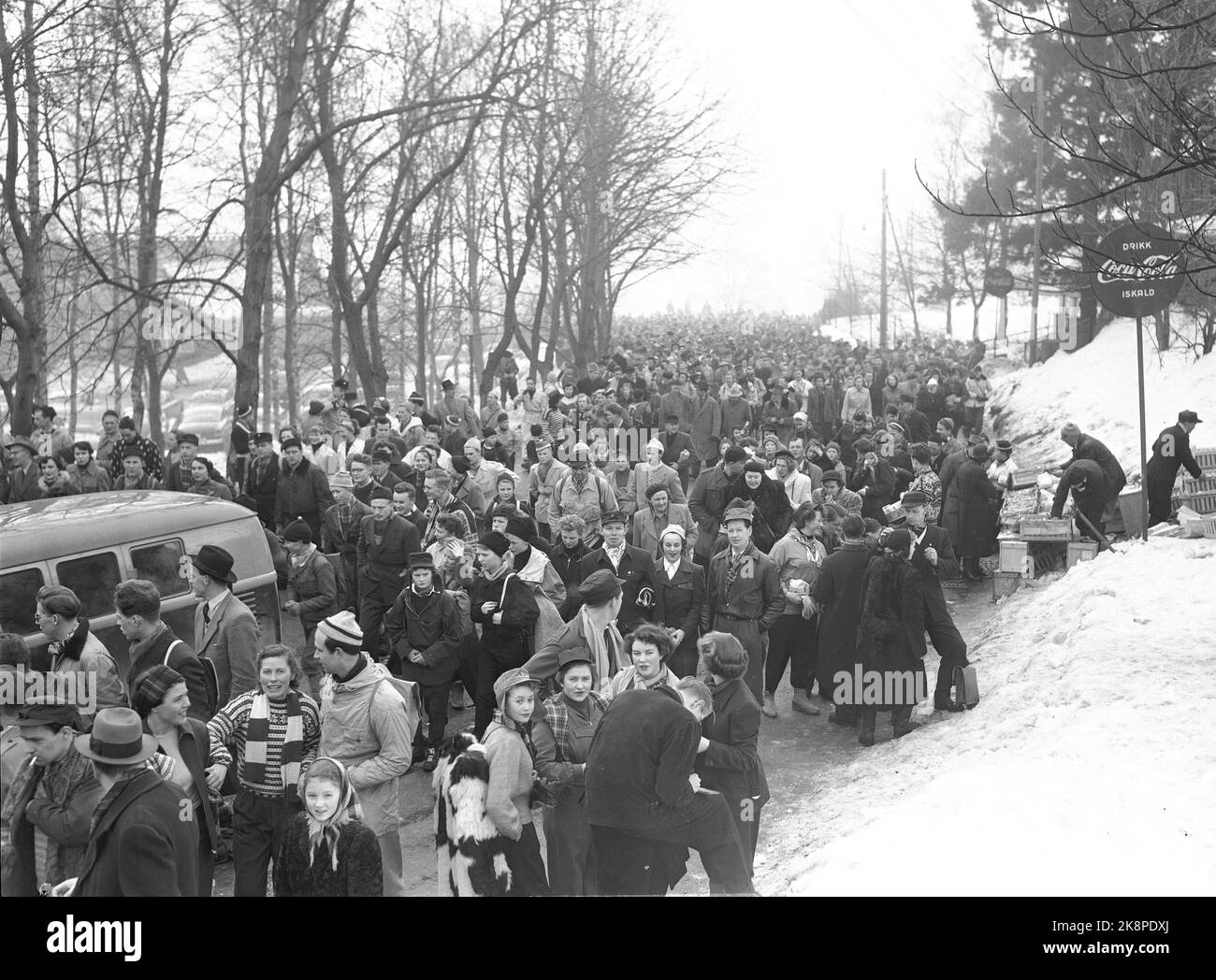 Holmenkollen, Oslo 19530301. Holmenkollrennet 1953. Lange Schlangen mit Menschen auf dem Weg zum Holmenkollen, um sich das Sprungrennen anzusehen. Foto: Jan Stadium NTB / NTB Stockfoto