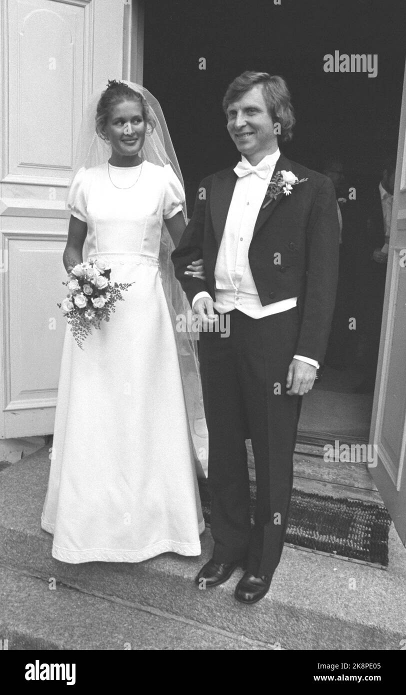 Jessheim Juli 1975: Der Geiger Arve Tellefsen heiratet in der Hovin-Kirche in Jessheim mit dem Flugbegleiter Gunn Andersen. Foto: Paul Owsen NTB / NTB Stockfoto