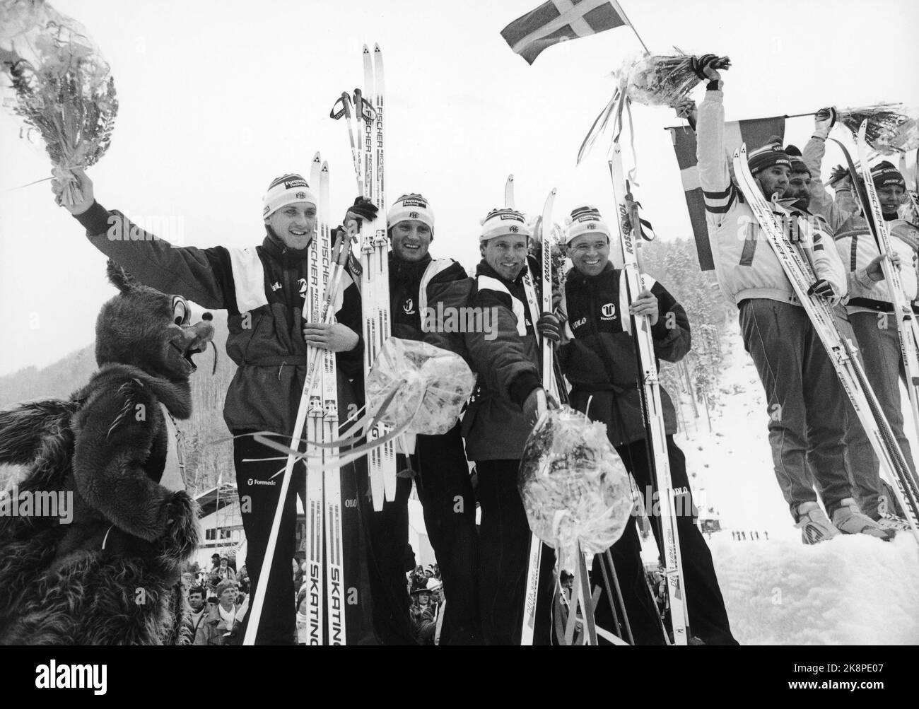 Oberstdorf, West Germany19870217. Ski World Cup, nordische Niederlassungen. Staffel, 4 x 10 km. Das norwegische Staffelteam, das trotz des Sturzes auf Aunli Bronze holte. F. v. Terje Langli, Vegard Ulvang, Pål Gunnar Mikkelsplats und Ove Aunli bei der Blumenzeremonie. T.H. Sehen Sie sich das schwedische Team an, das gewonnen hat: As bestand aus Gunde Svan, Thomas Wassberg, Foto: NTB Stockfoto