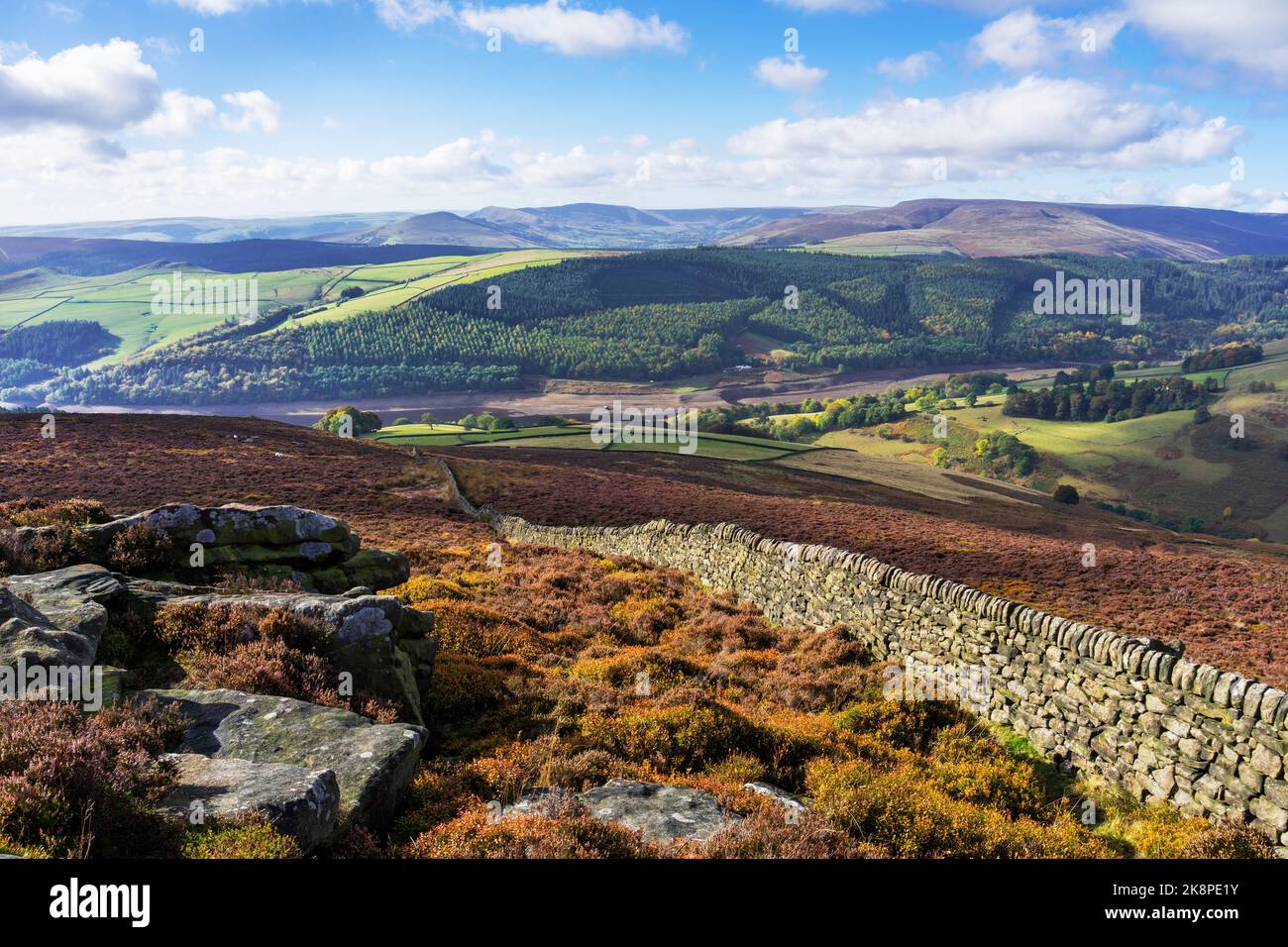 Blick auf das trockene Reservoirbett des Ladybower Reservoirs vom Derwent Edge Derbyshire Peak District National Park Derbyshire England GB Europa Stockfoto