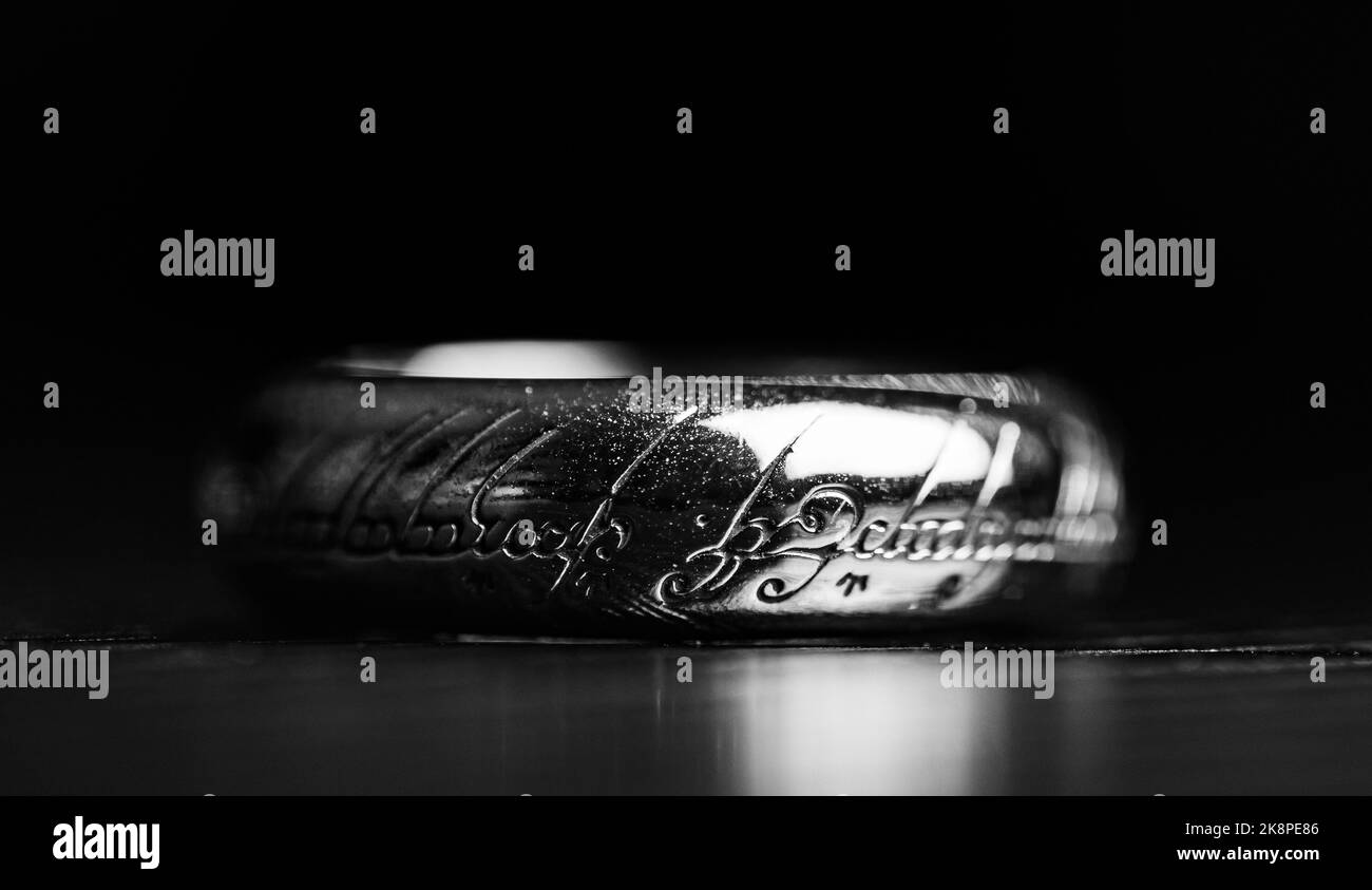 Eine Nahaufnahme des One Ring (Ruling Ring) aus dem Herr der Ringe auf schwarzem Hintergrund Stockfoto